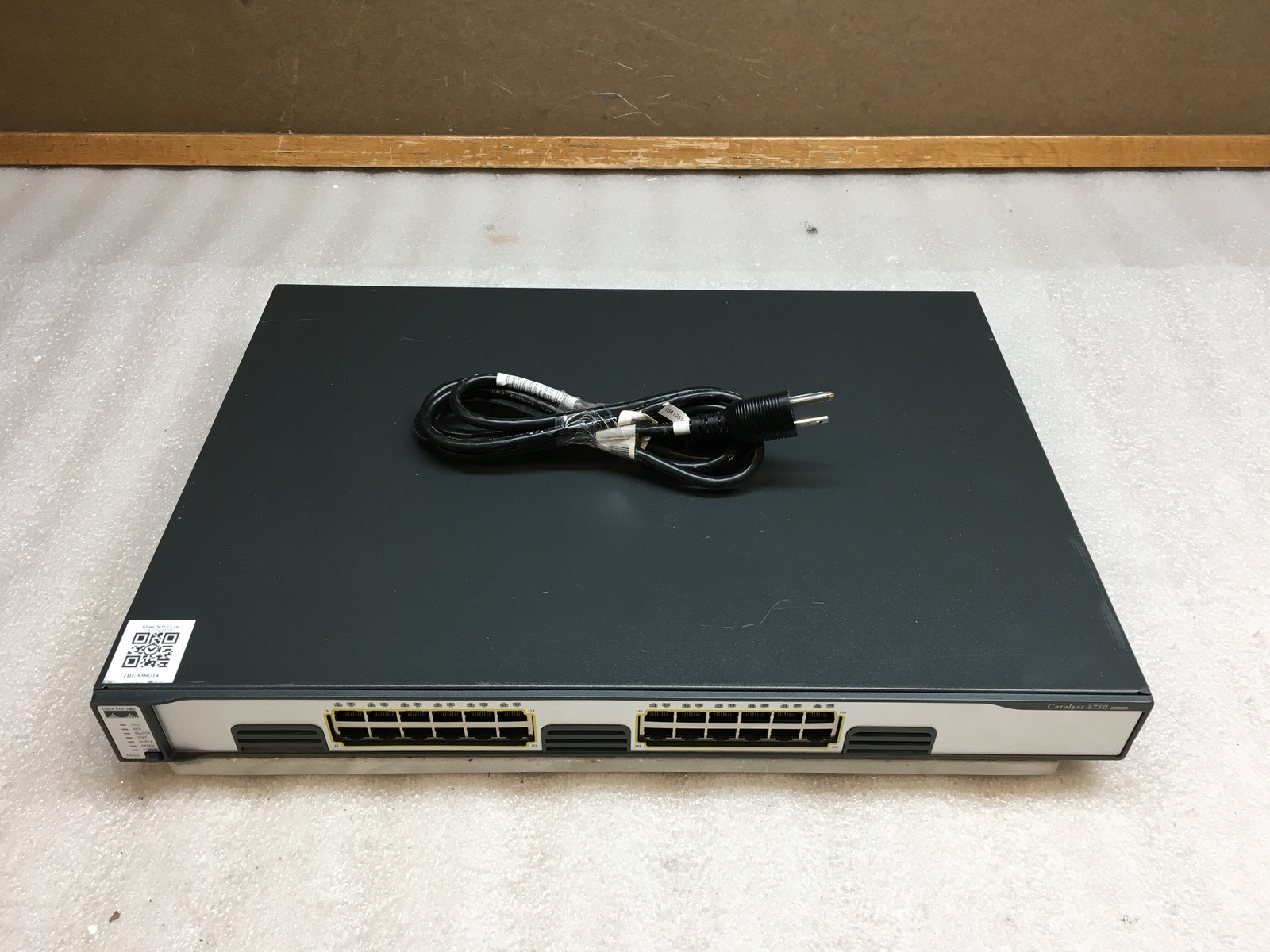 Cisco Catalyst 3750 Series WS-C3750G-24T-S V05 24-Port Gigabit Managed Switch