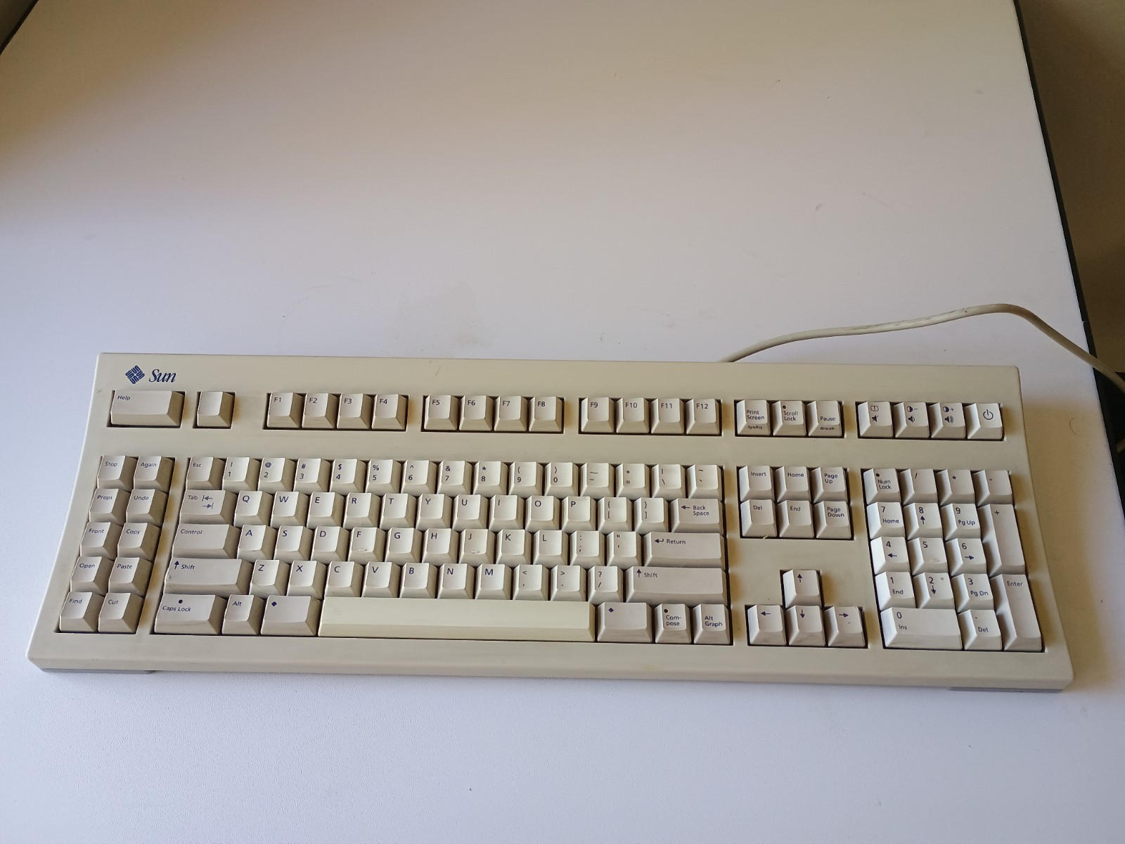 Sun Microsystems 320-1234-02 Type 5c Keyboard Mini-Din SPARC 20/5 Ultra 5/10