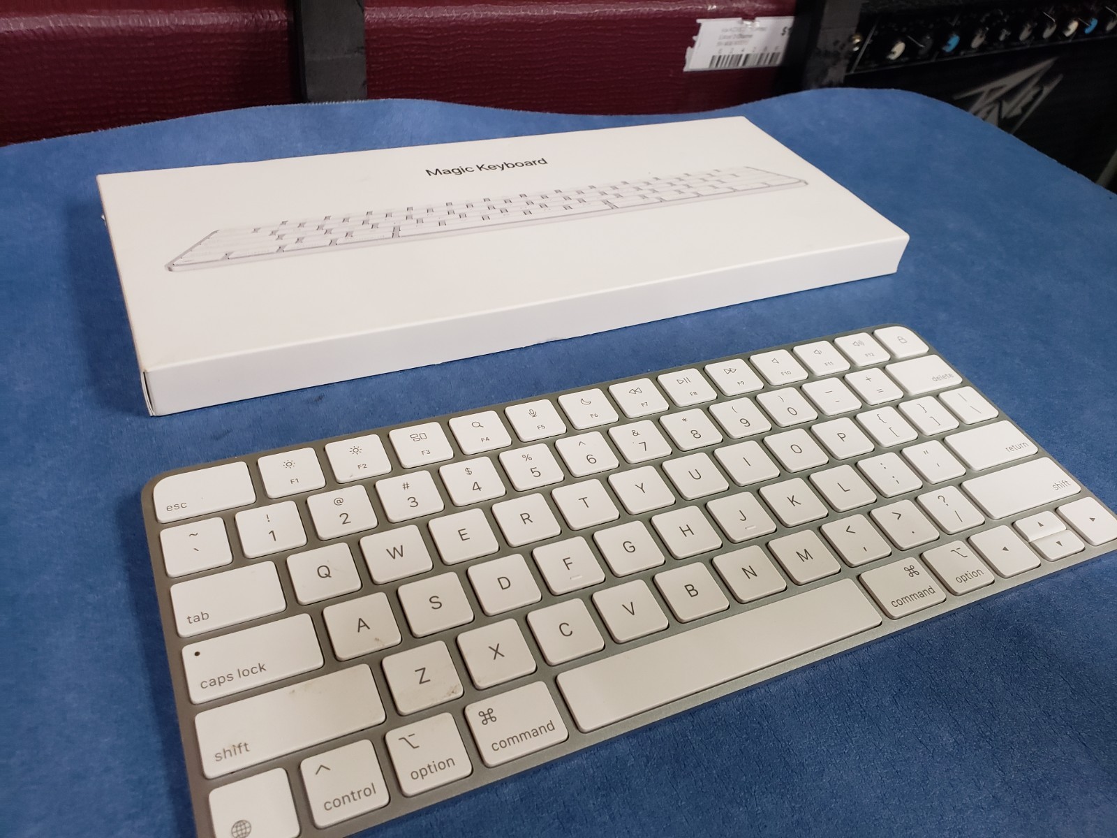 Apple Magic Keyboard Wireless Bluetooth Model A3203 Silver/White