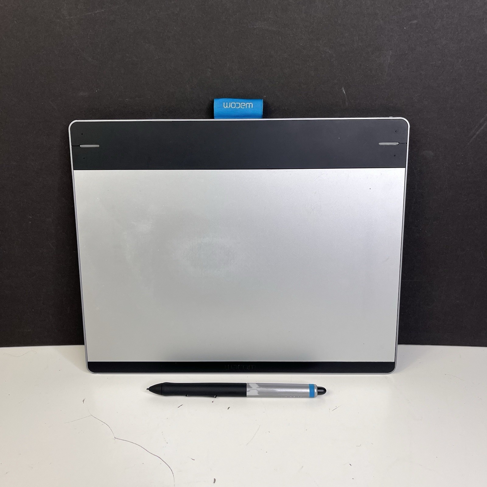 Wacom Drawing Tablet w/ Pen CTH-680 Intuos Medium Creative Pen & Touch - WORKS