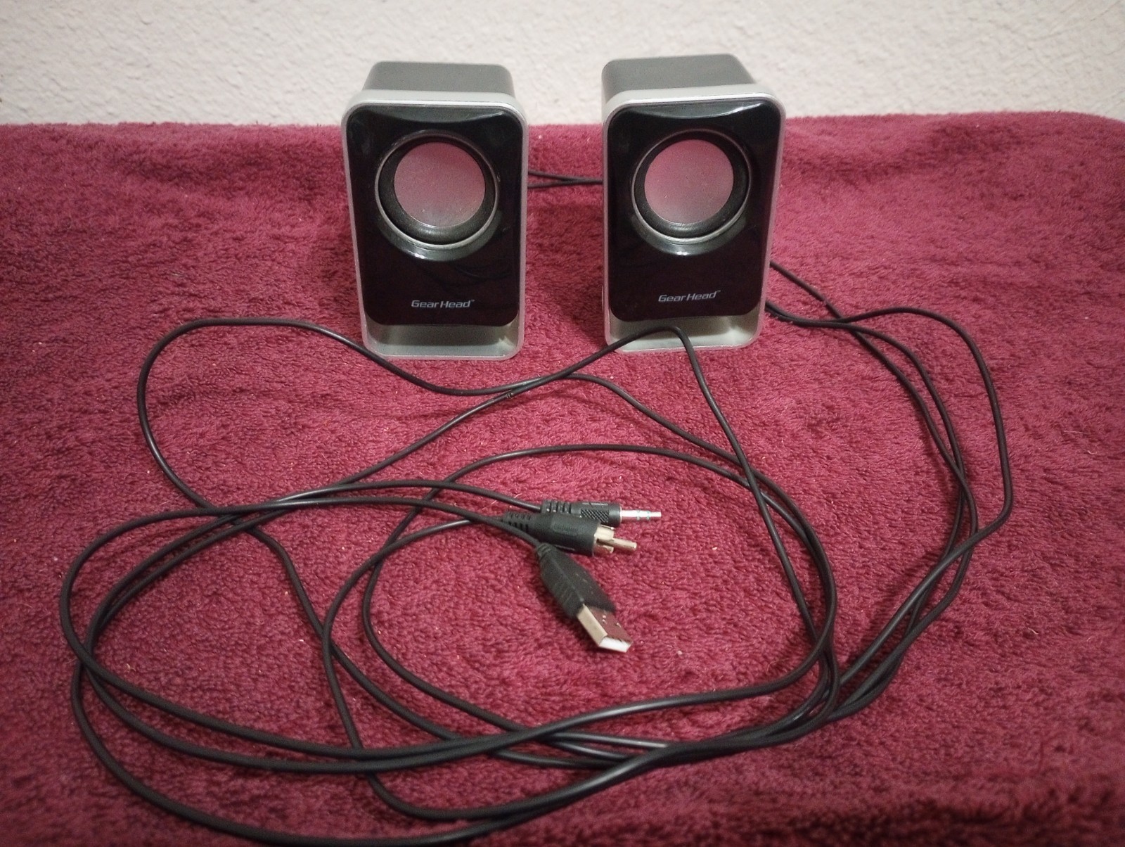Gear Head USB 2.0 Desktop Laptop EXTRA BASS Music Computer Speakers 4" x 2.5"