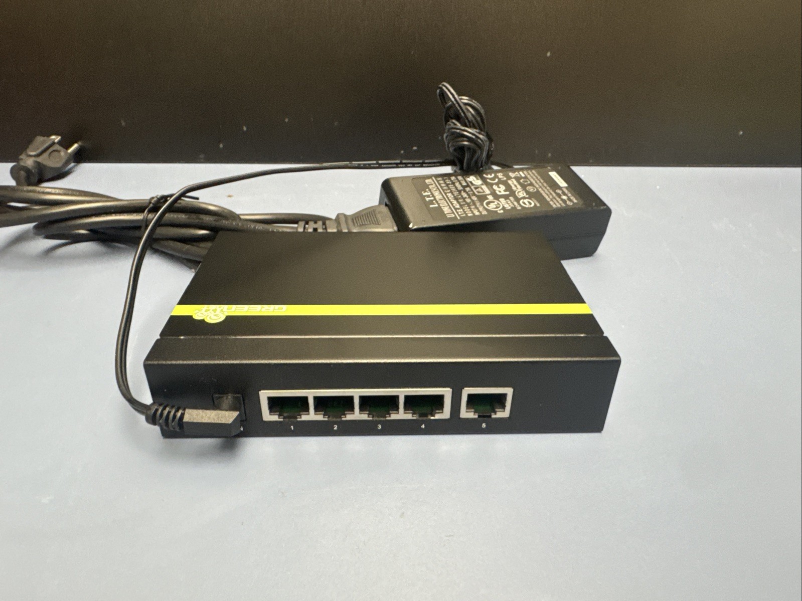 TRENDnet TPE-TG50G /A Gigabit PoE+ Switch 5 port & 4 PoE  Used