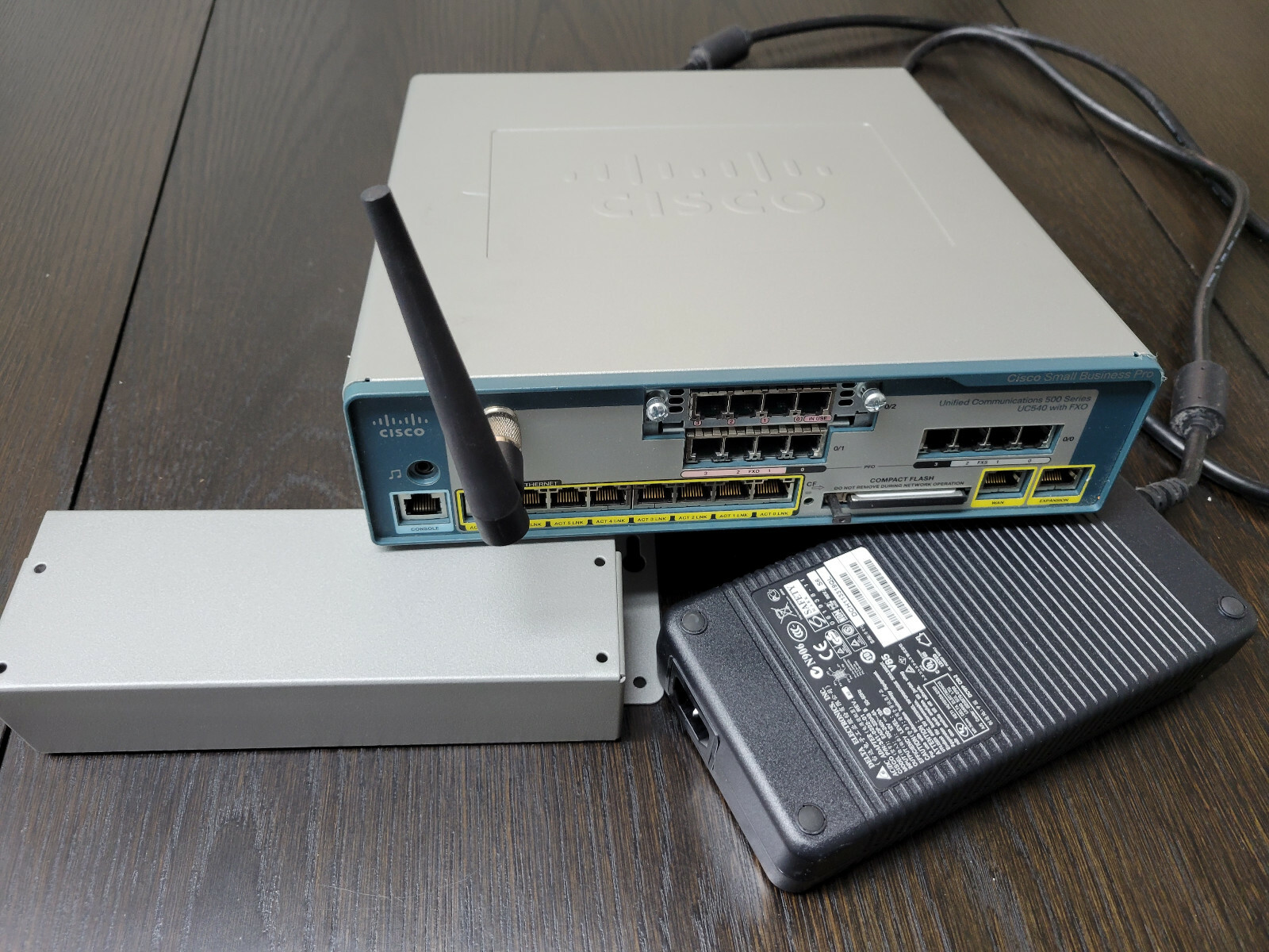 Cisco UC540-16U-4FXO-K9 Unified Communications 540 for Small Business (30 User)