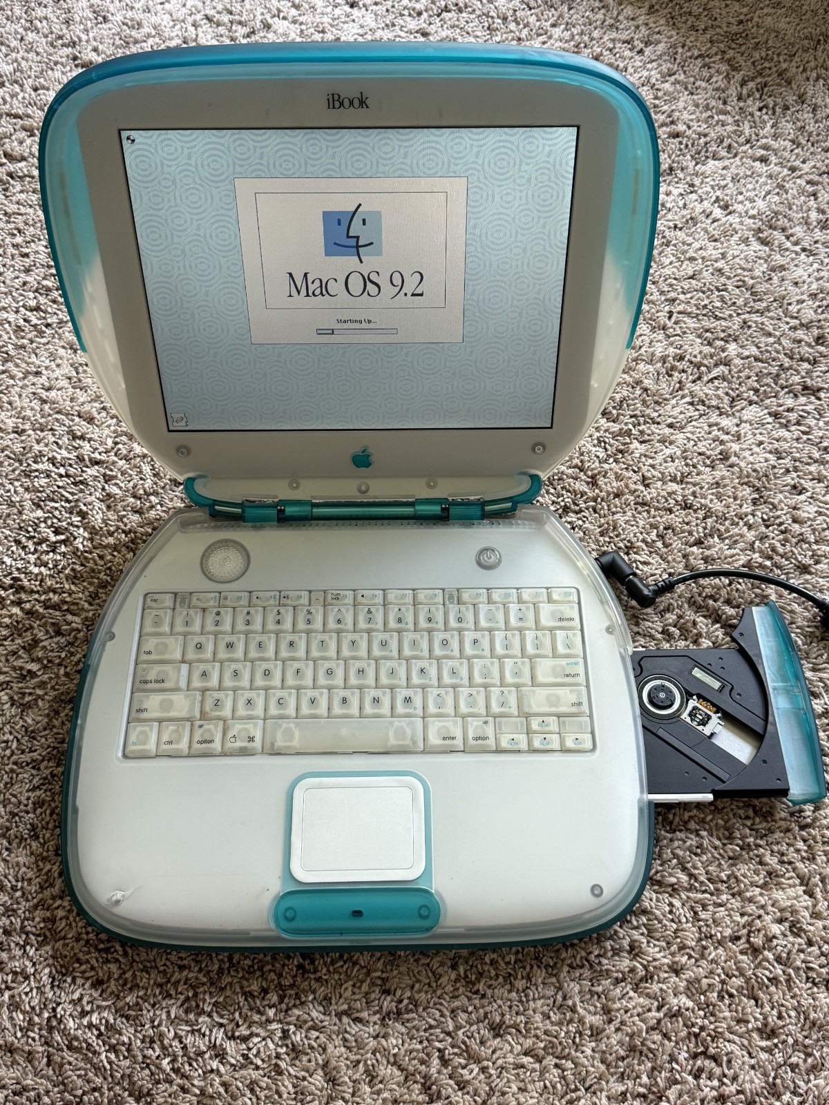WORKING Apple iBook G3 Clamshell Blueberry M2453 — PowerPC G3 300MHz, Mac OS 9.2