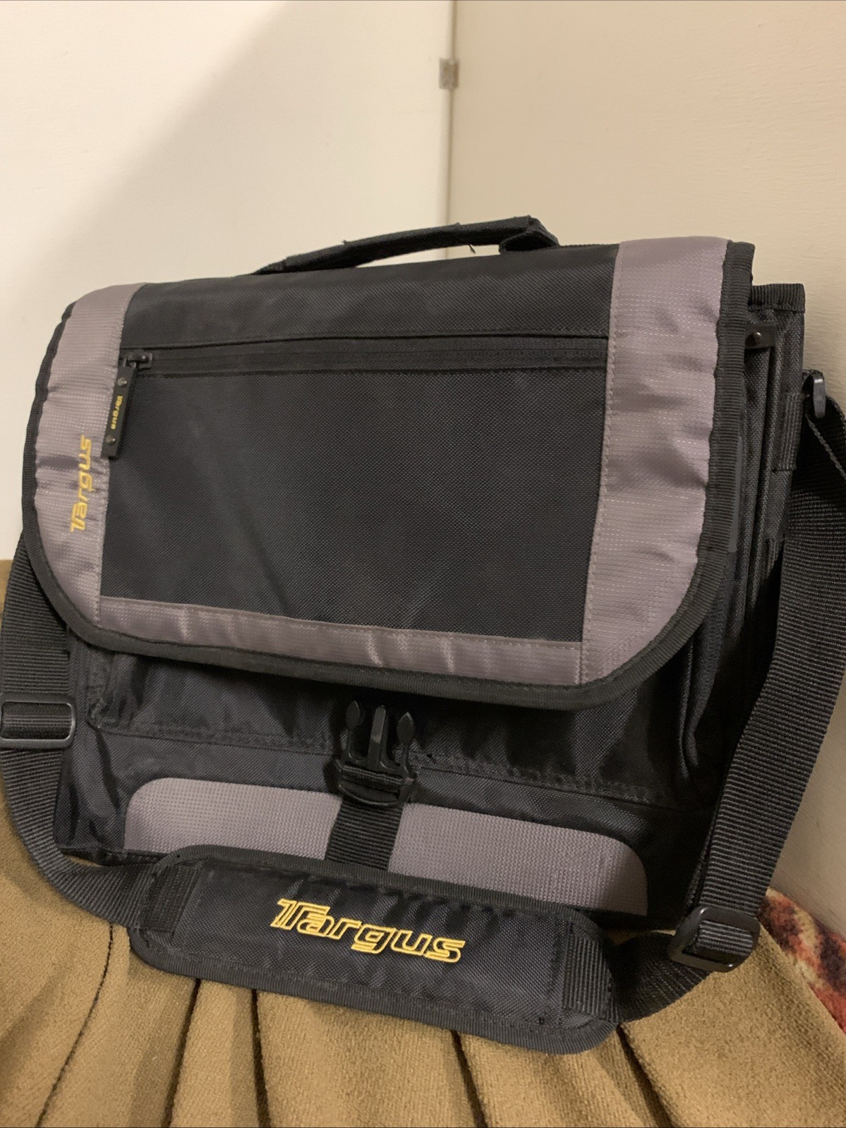 Targus Small Electronic Laptop Bag Messenger Tote With Shoulder Strap Adjustable