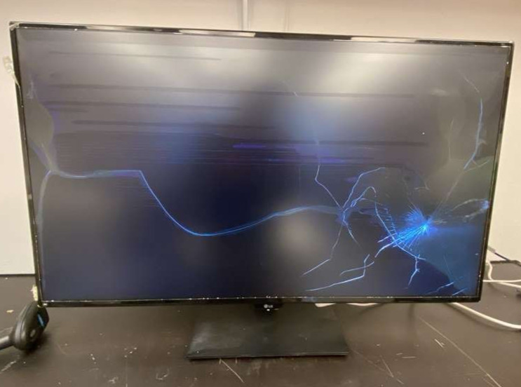 LG 42.5" UHD 4K (3840 x 2160) LED IPS Monitor 4x HDMI USB C 43UD79-B - CRACKED