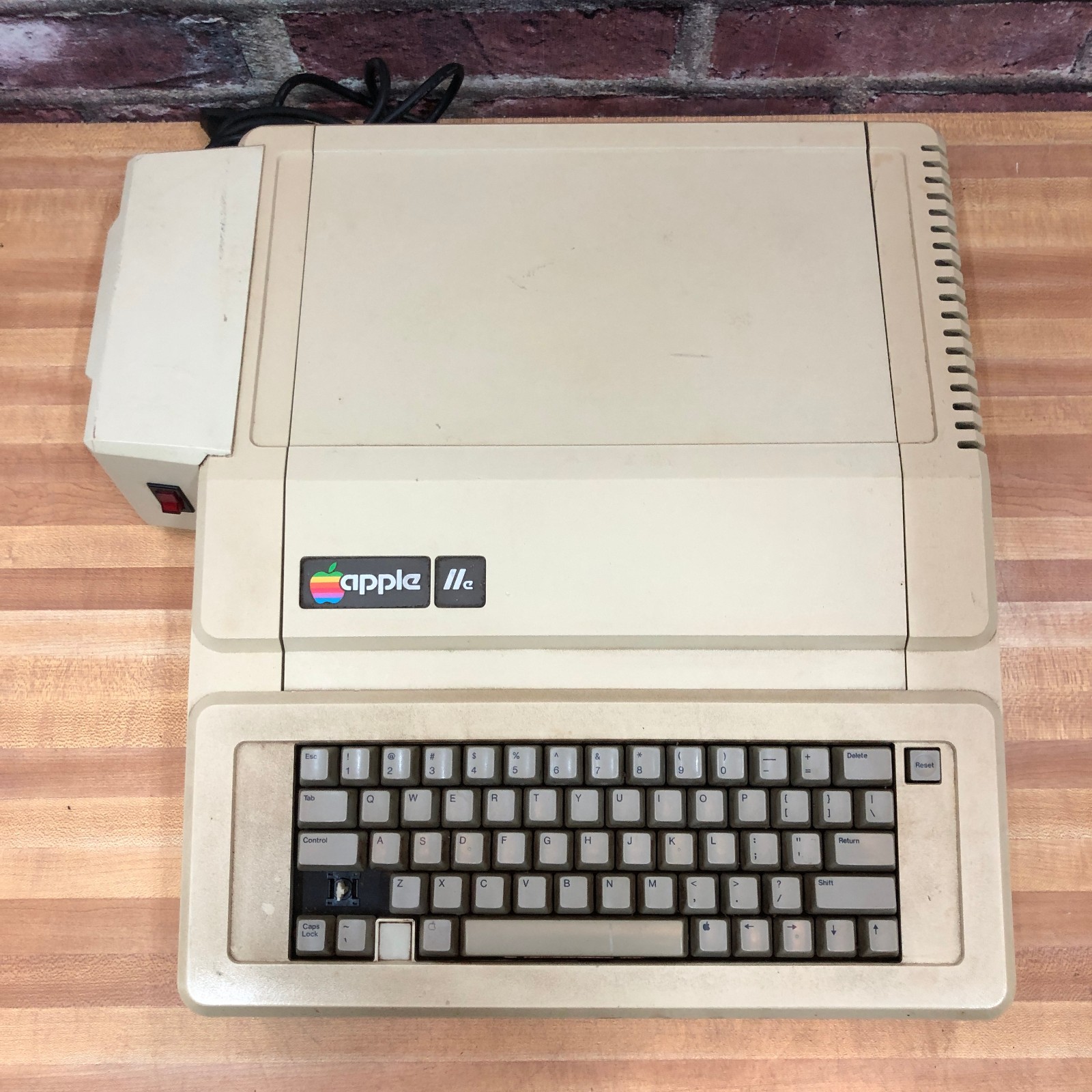 Apple IIe Vintage Computer A2S2064 - Power On Tested - w/Cards & System Saver