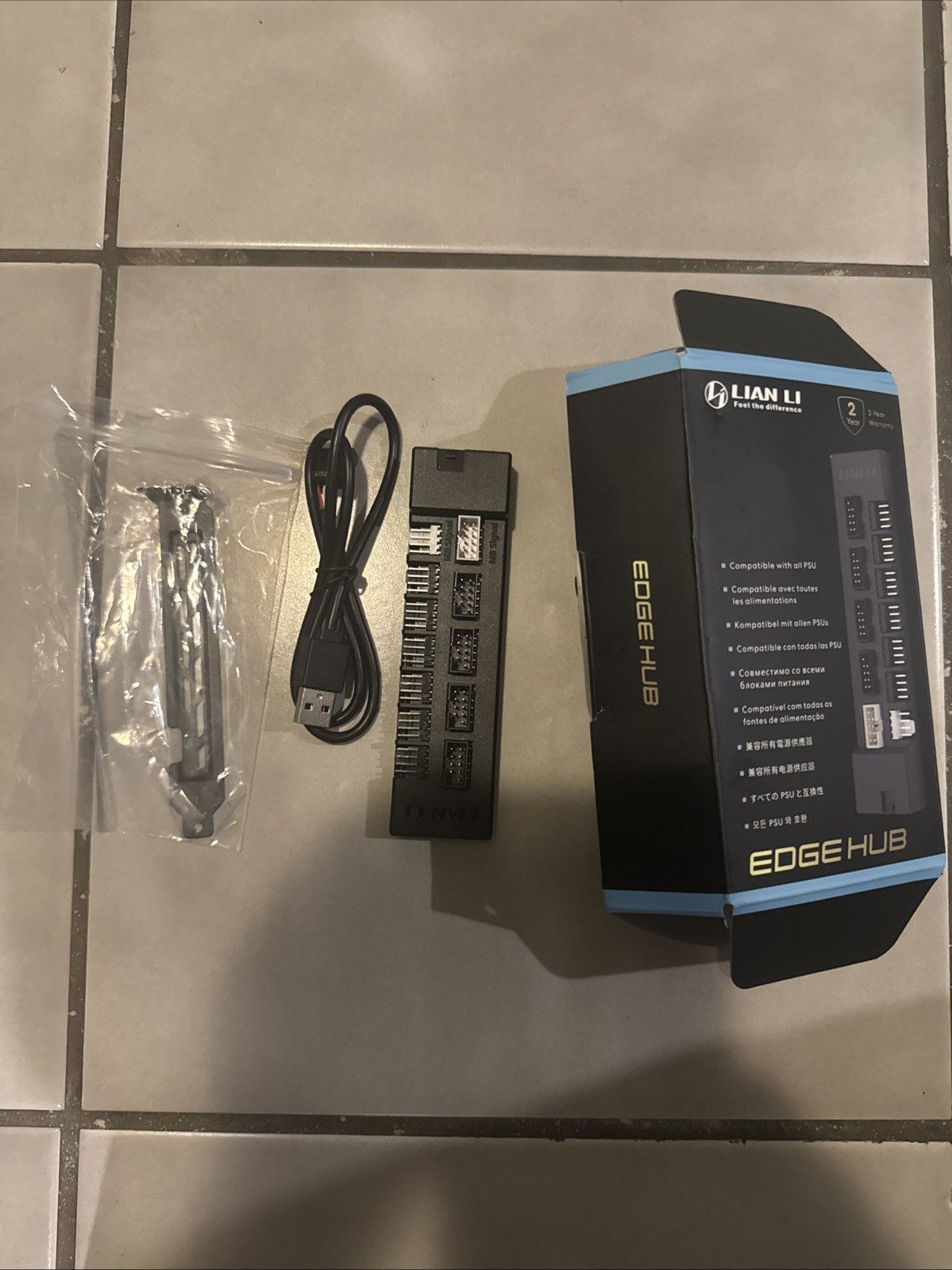 Lian Li Edge Hub Universal USB and Fan Hub - Black