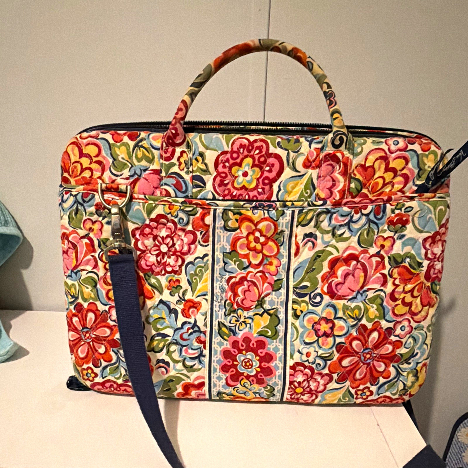 Vera Bradley hard laptop case. Great condition, no wear on handles, no tears.