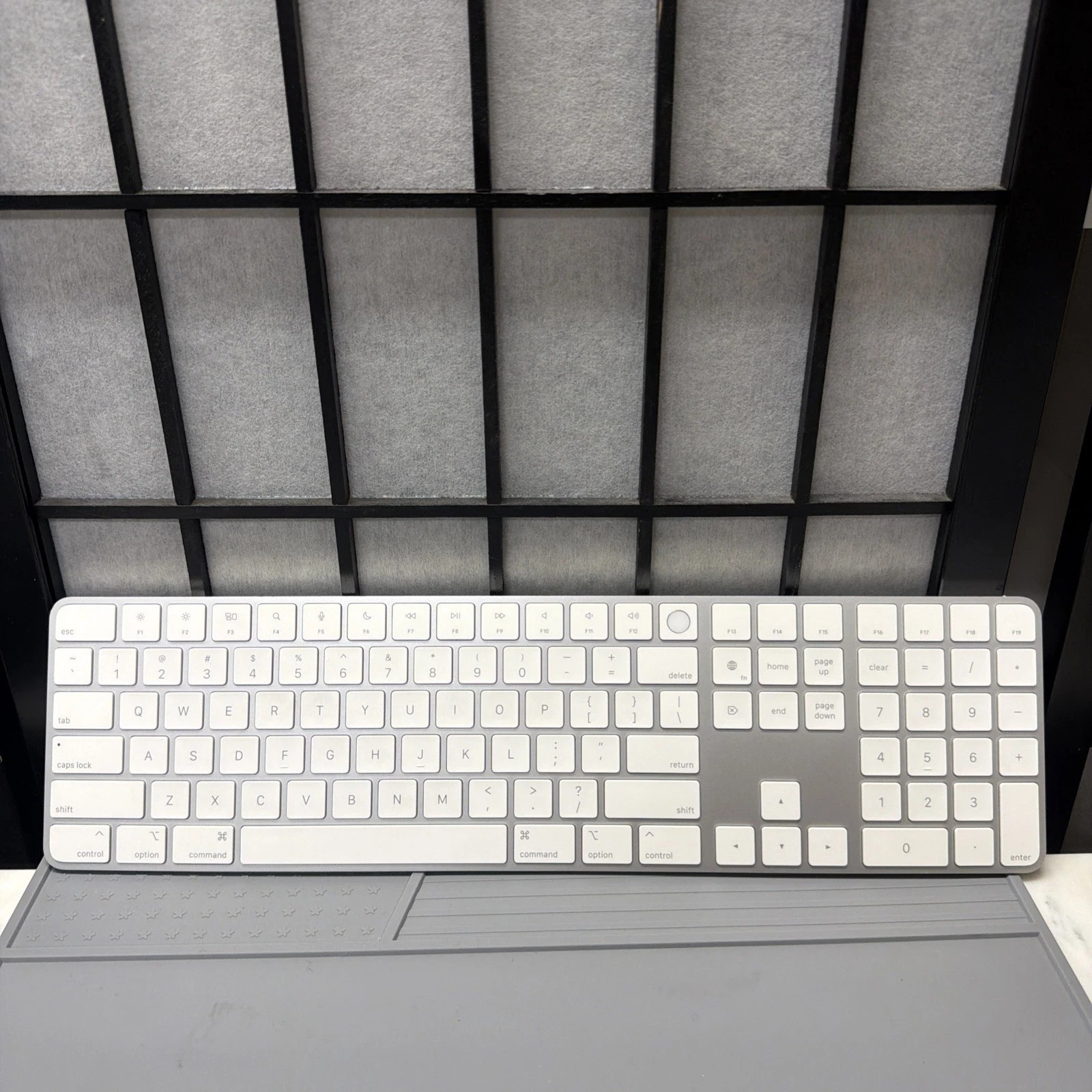 Apple A2520 Magic Keyboard With Touch ID and Numeric Keypad WHITE