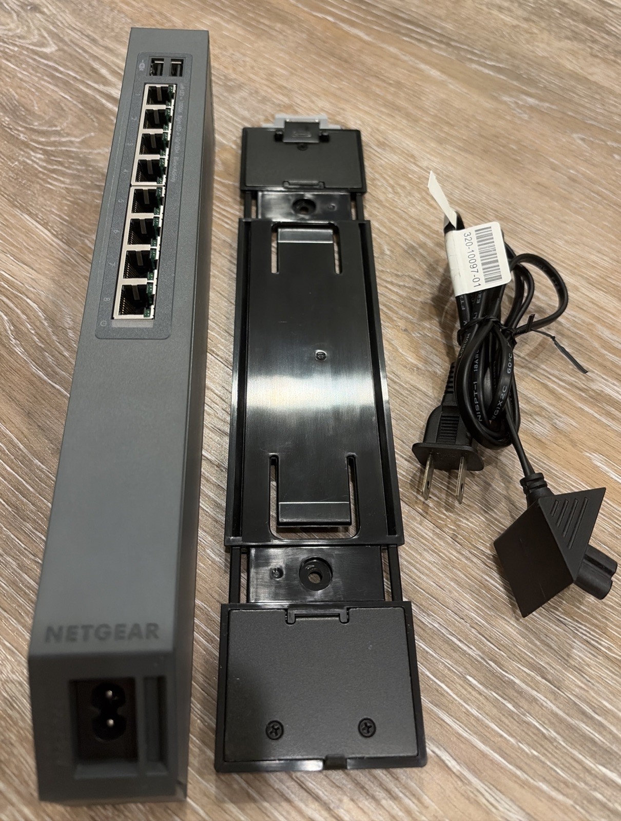 Netgear ProSafe GSS108E 8-Port Gigabit Network Click Switch, Mount, USB, Screws