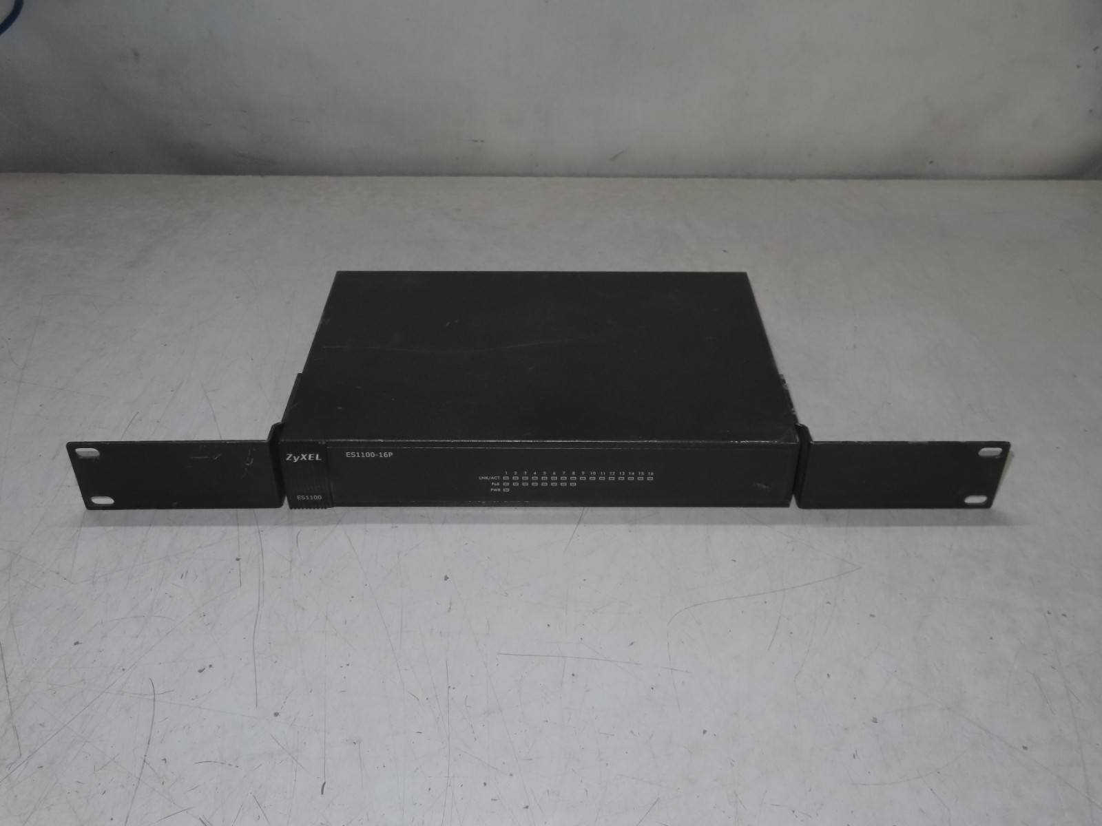 ZyXEL ES1100-16P 16-Ports Ethernet Switch with rack ears