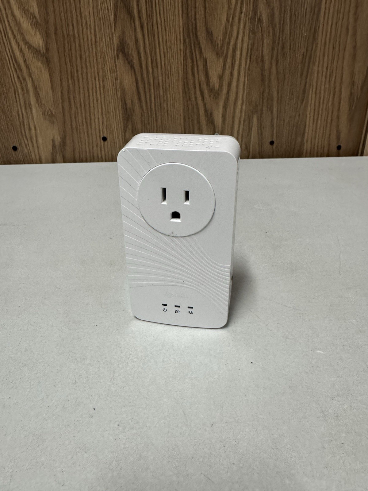 ZyXEL PLA5215 600 Mb/s Powerline Gigabit Pass-Through Ethernet Adapter
