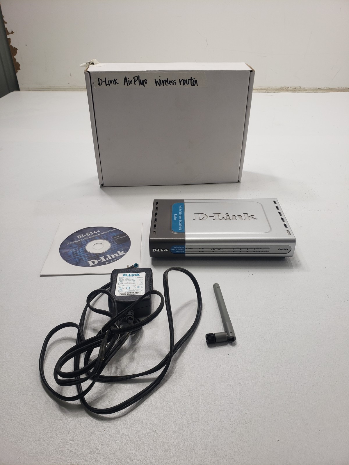 D-Link AirPlus 2.4GHz Wireless Broadband Router w/ Adapter CD Untested