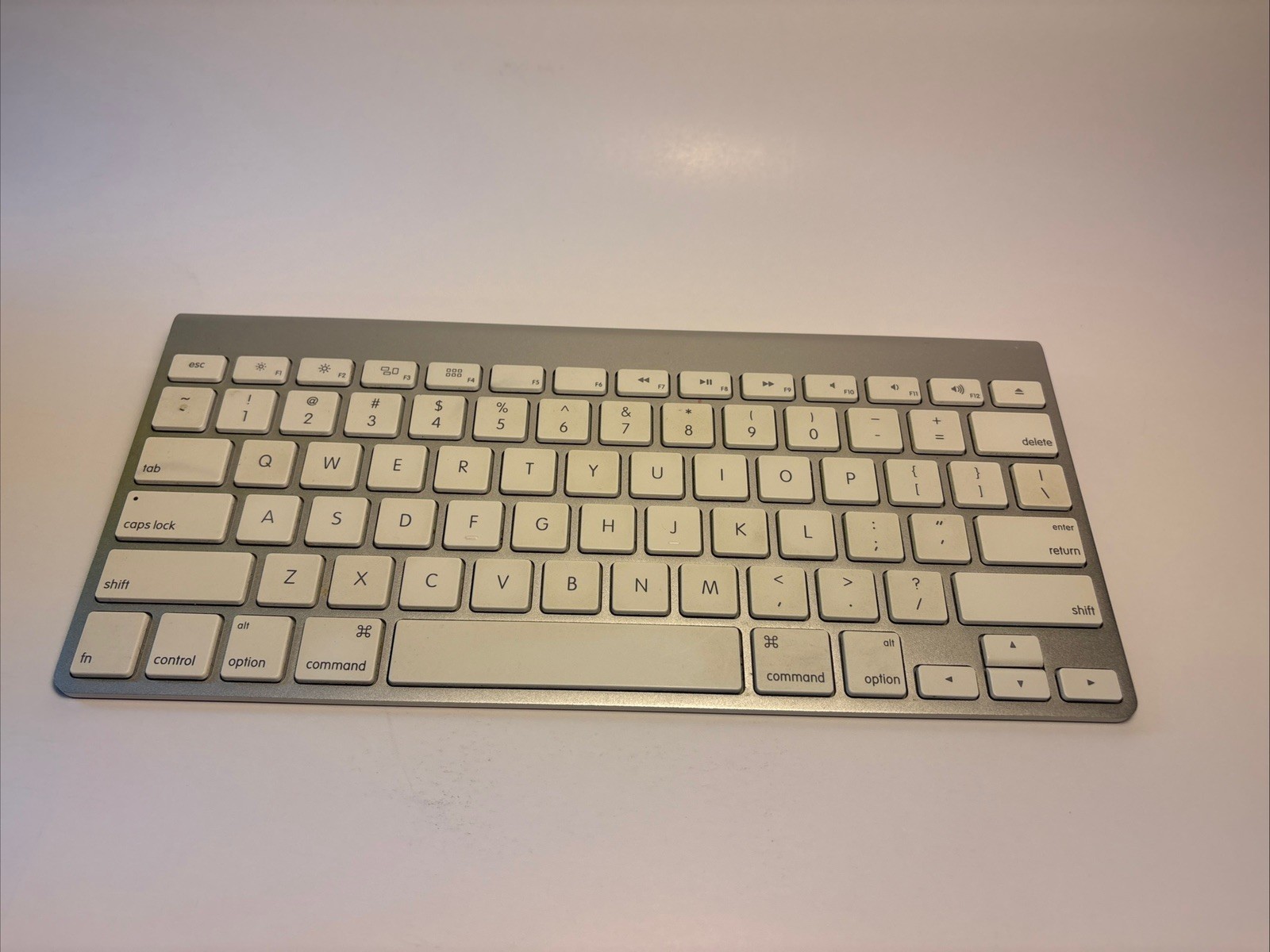 Apple A1314, Wireless  Bluetooth Keyboard  in excellent working condition.