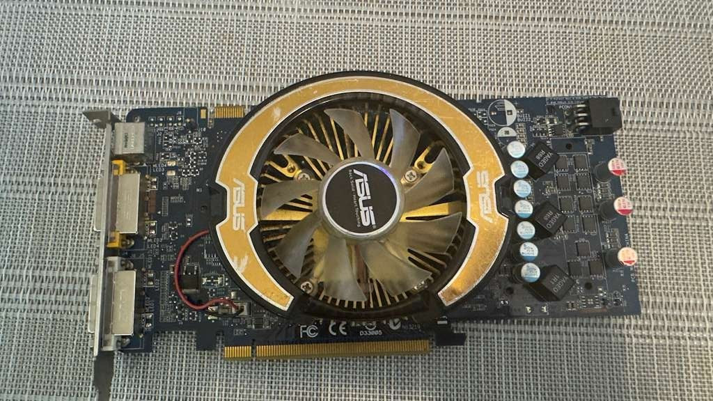 ASUS GeForce 9600 GT EN9600GT/HTDI/512M 512MB GDDR3 PCI Express Graphics Card