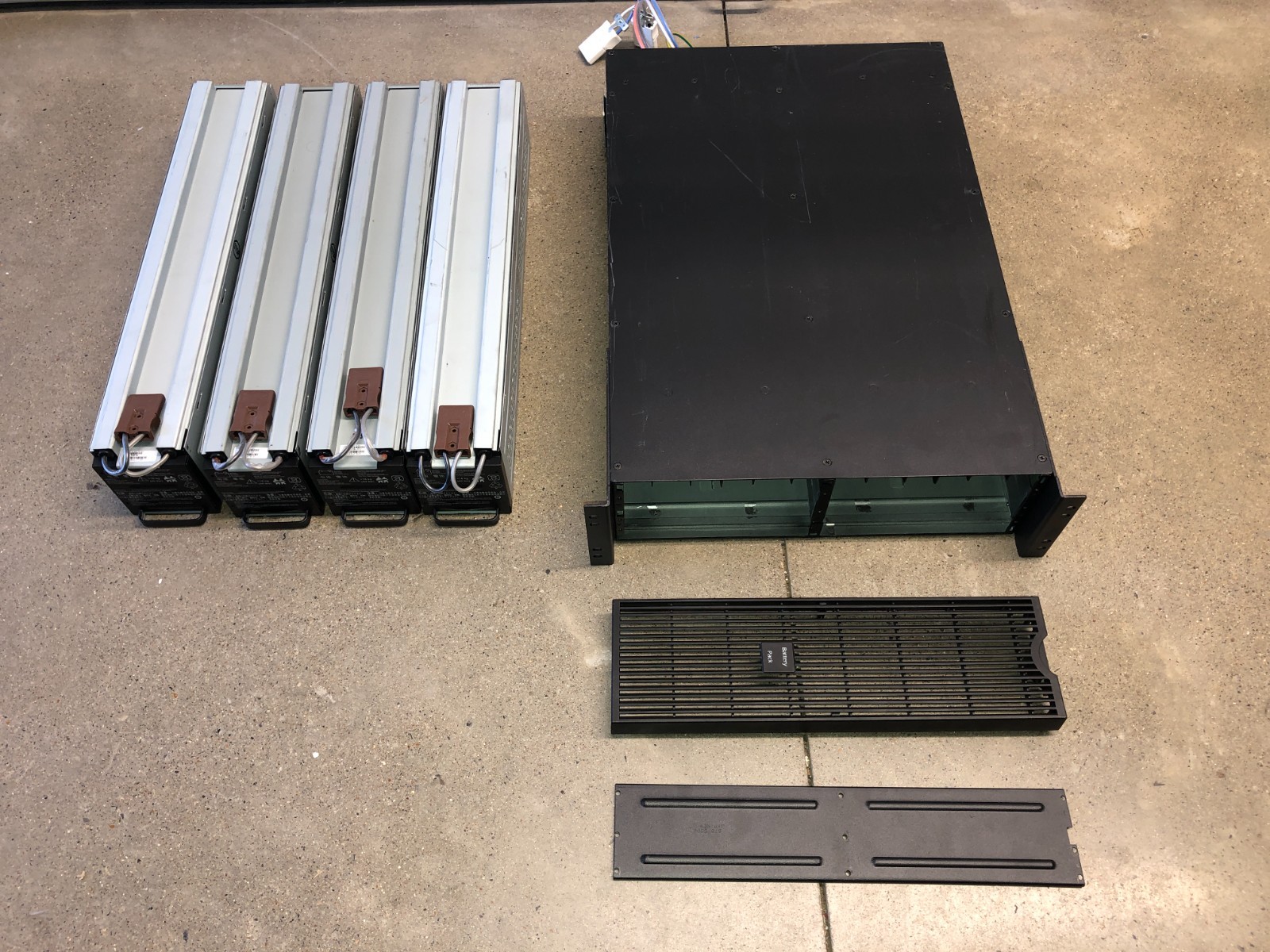 APC Smart-UPS RT 192V RM Battery Pack, 3U - SURT192RMXLBP3U , W