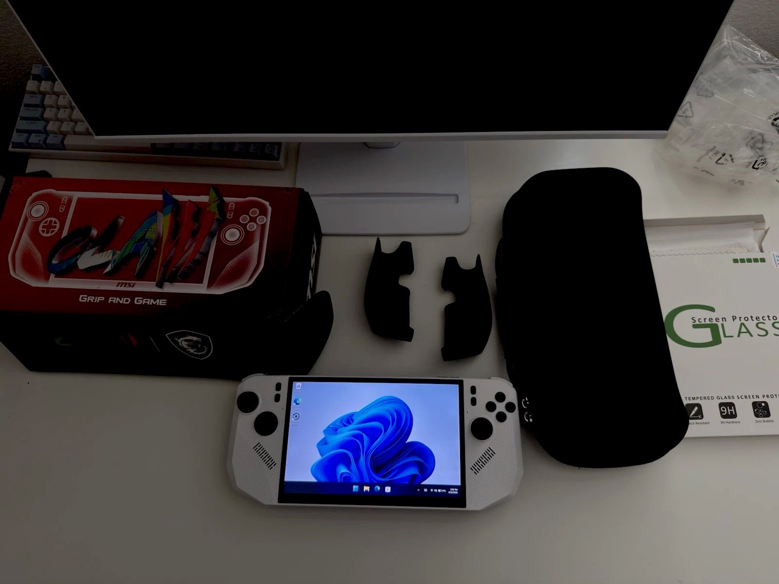 MSI Claw A8 + Carrycase/Grips