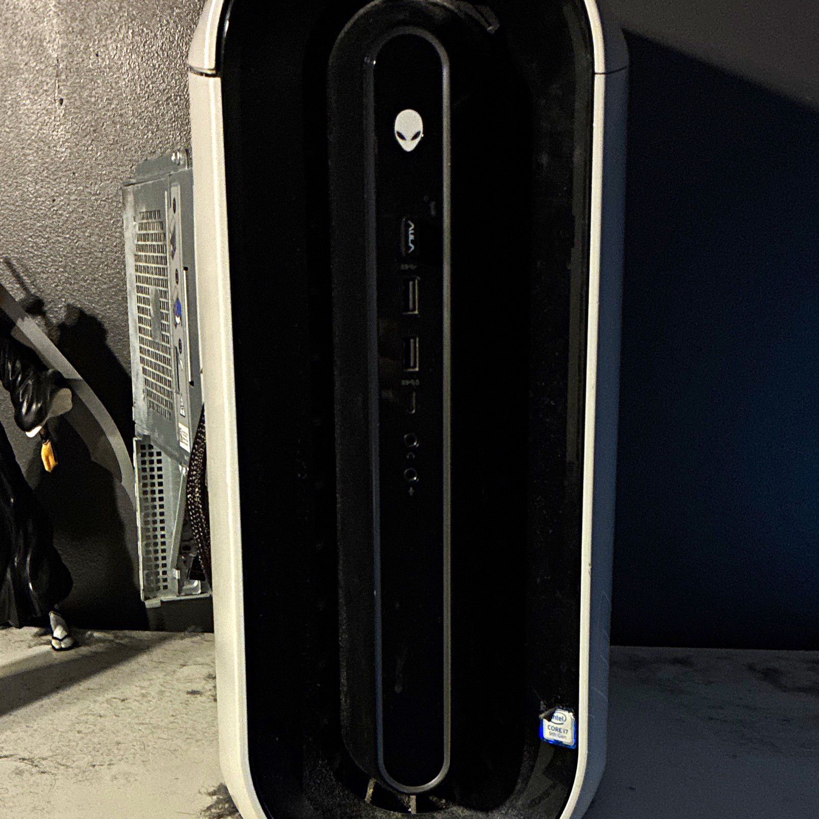 Alienware Aurora R9 Gaming Desktop Tower Dedicated Graphics White/Black