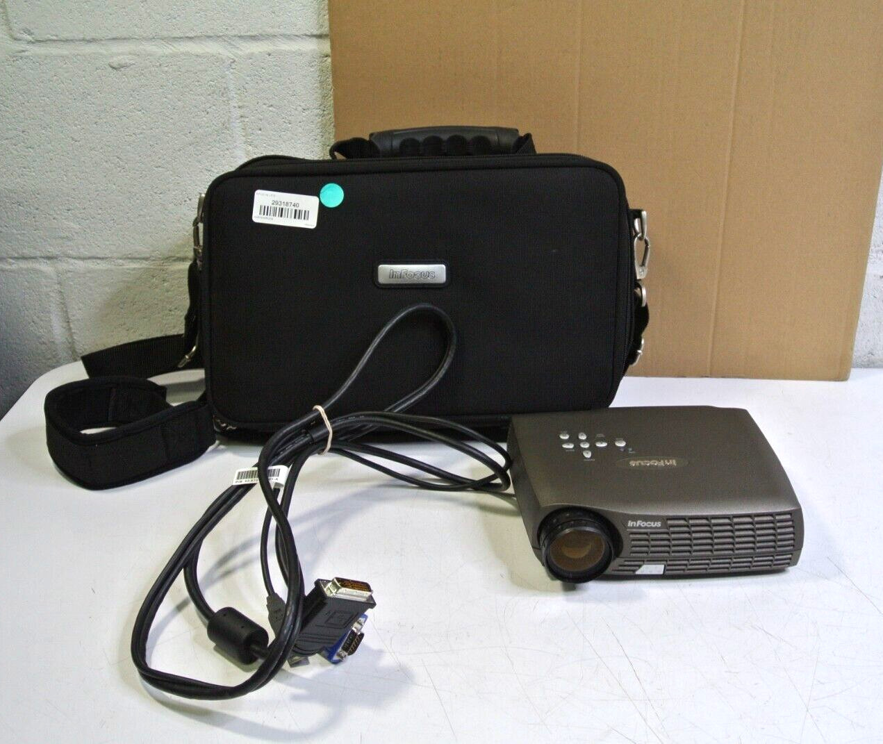 Infocus LP70+ DLP Projector 570 Lamp Hours (NO POWER CORD/REMOTE) W/CASE &VGA