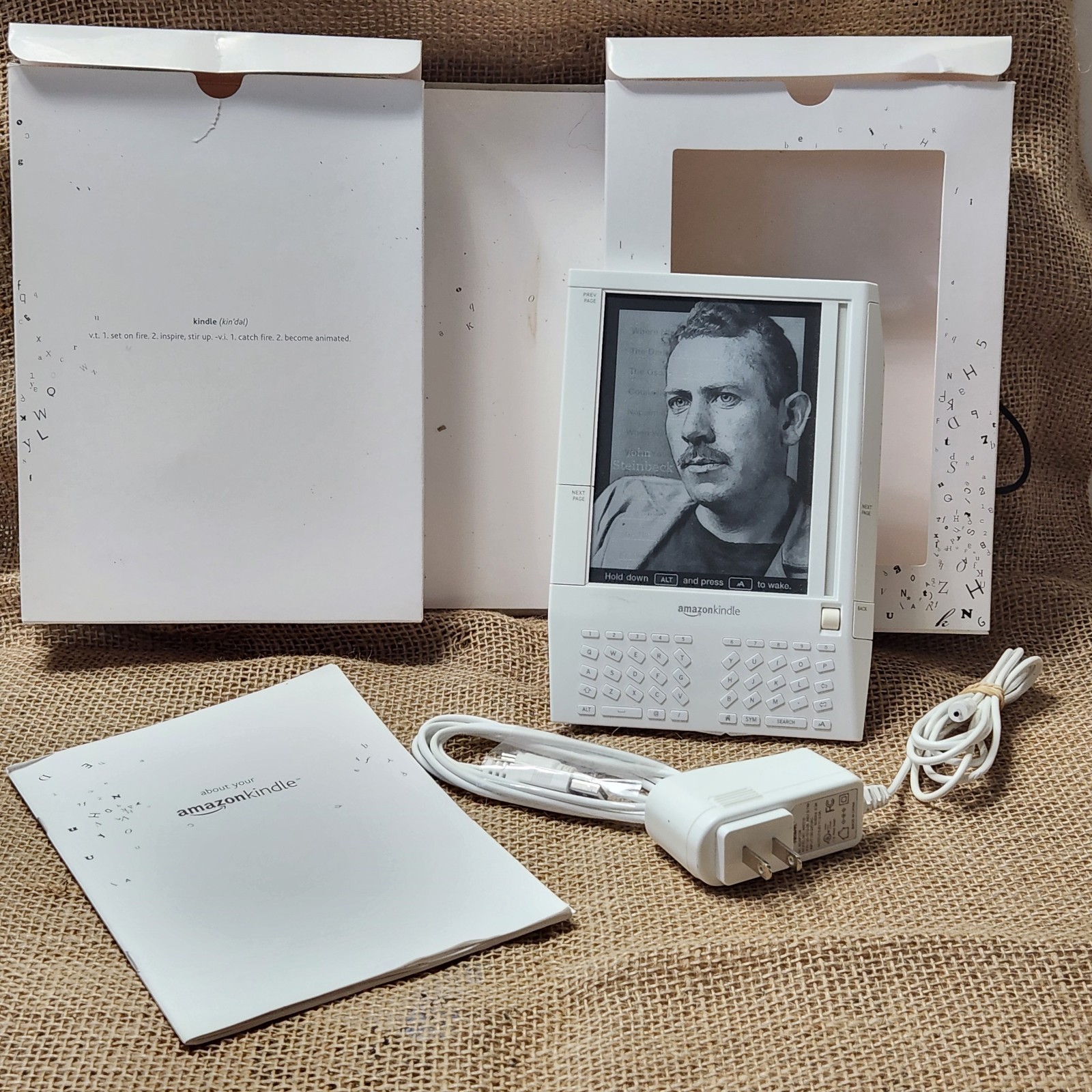 Amazon Kindle 1st Generation White Model D00111 Manual Box Charger Tested Works