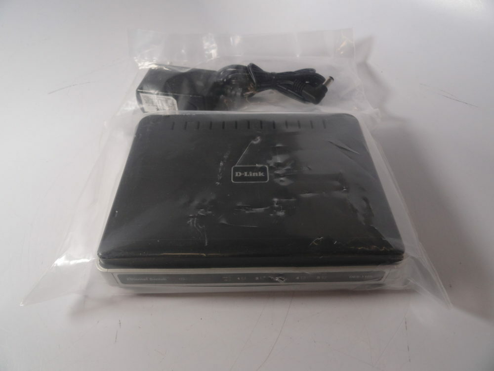 D-Link DES-1105 5-Port 10/100 Desktop Switch w/ Power Supply