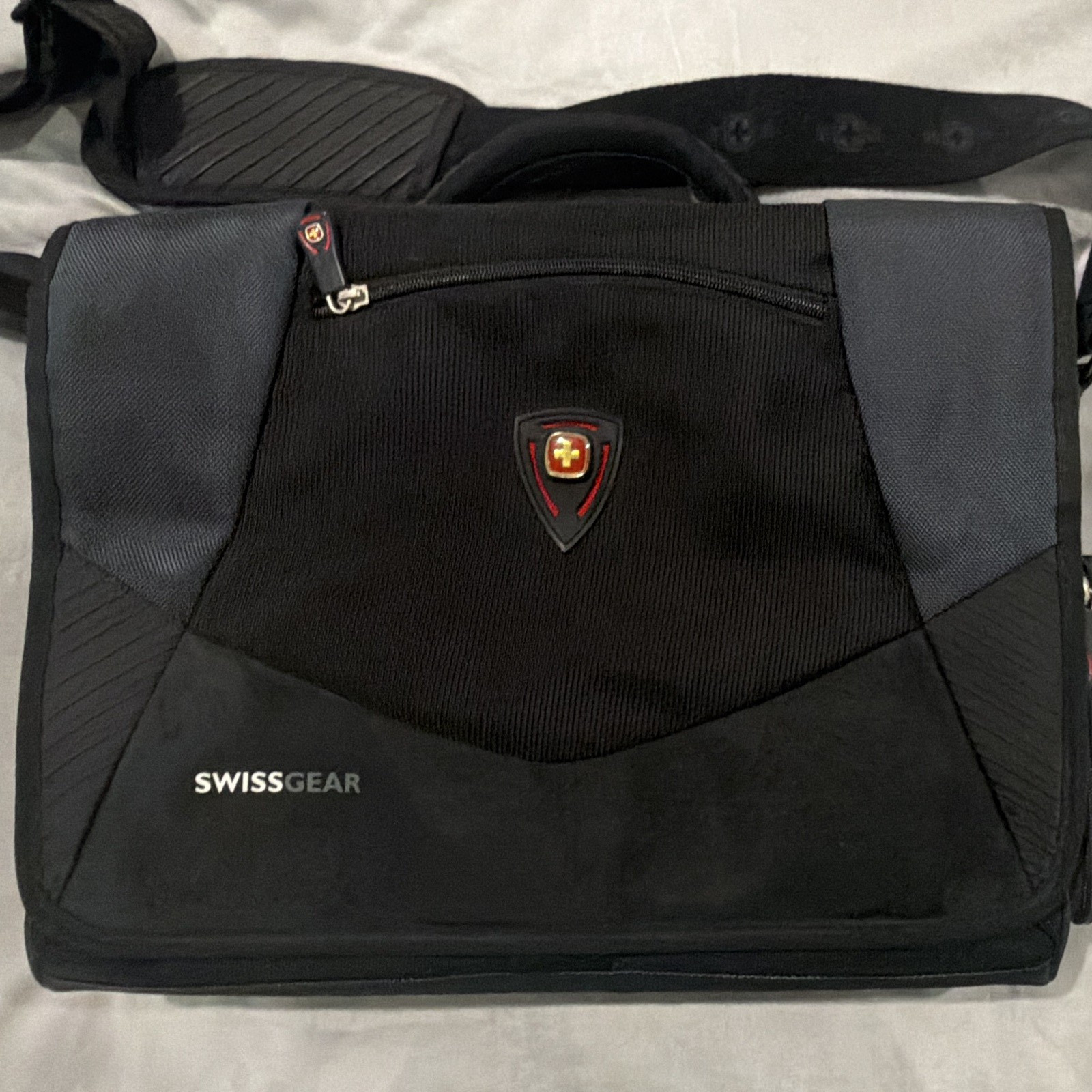 SWISSGEAR Black/Gray Nylon Padded Messenger Bag w/ Partitions for 15" Laptop