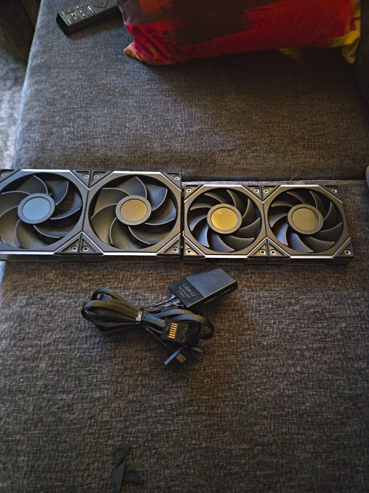 Lian Li UNI Fan TL LCD 120mm x2(Standard), 140mm x2(Reverse). Plus Controller