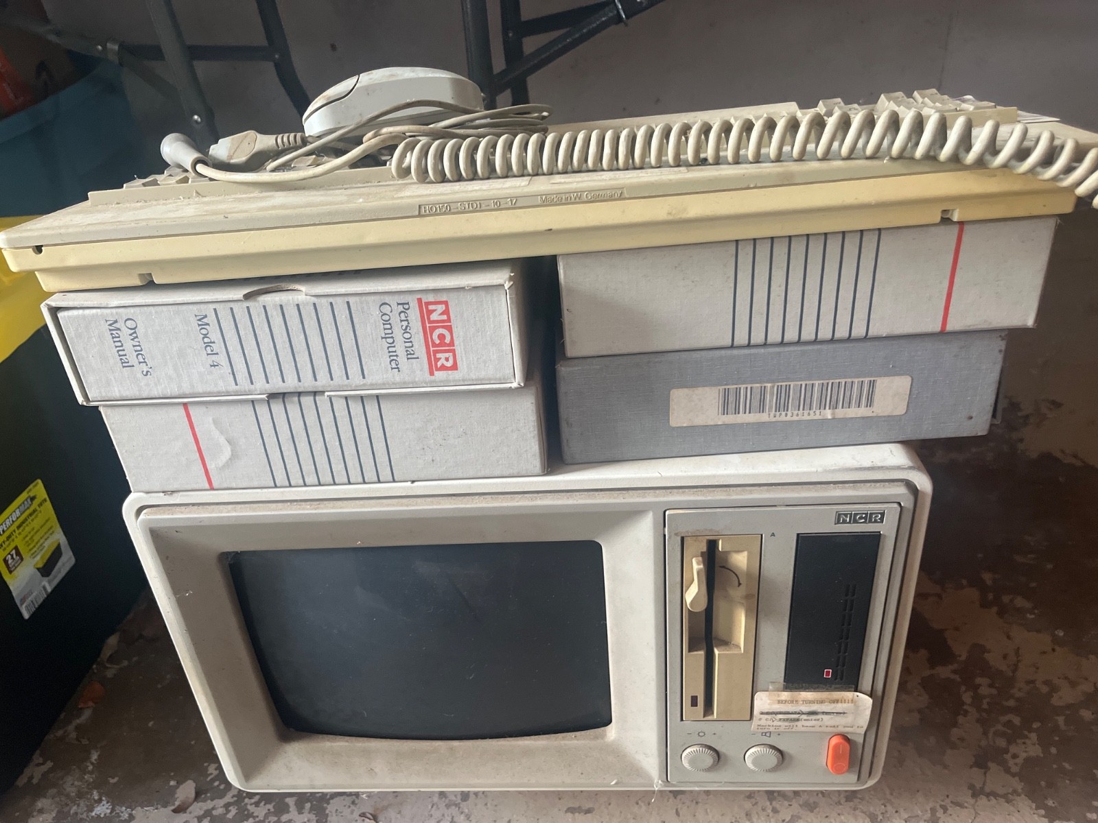 NCR Vintage Computer with keyboard and owners manuals