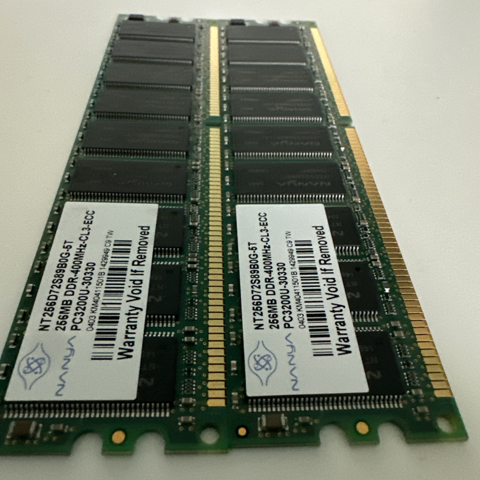 ⭐️⭐️⭐️⭐️⭐️ NT256D72S89BOG-5T Nanya 256MB DDR-400MHz UDIMM 1Rx8 CL3 Memory