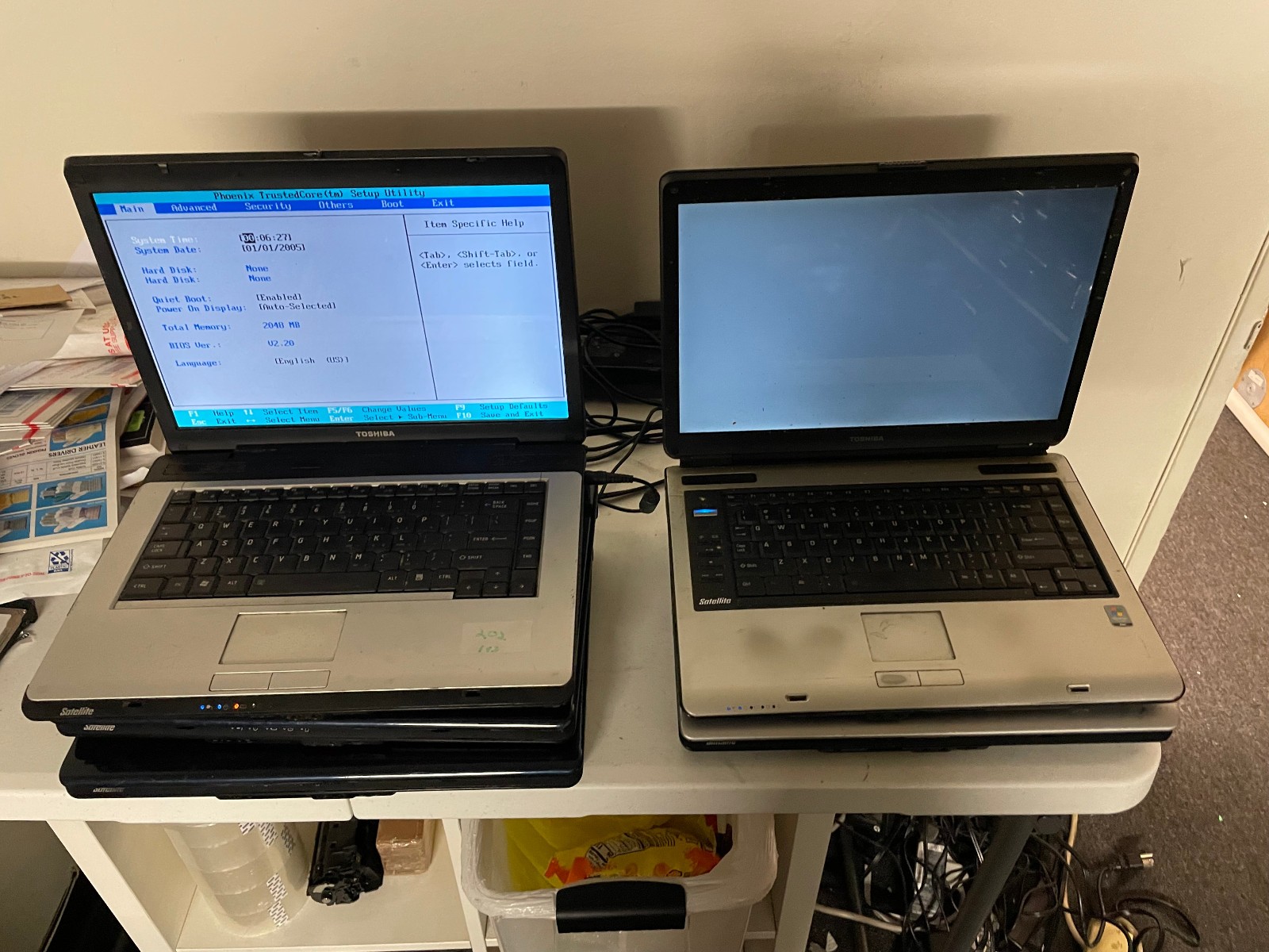 Lot of  5 Toshiba Satellite laptops - (3) L305, (2) L205 for parts/repair