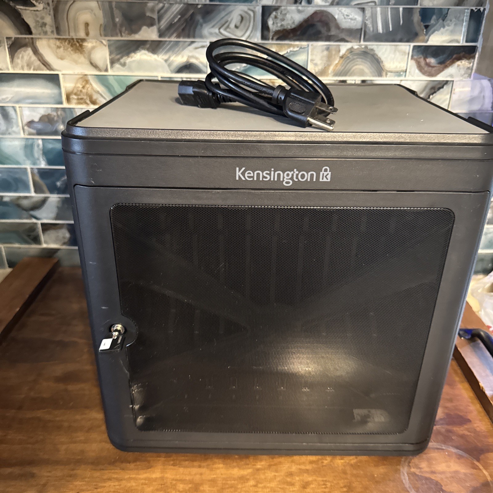 Kensington M01207 K67771AM Charge and Sync Tablet/iPad Cabinet  & Power Cable