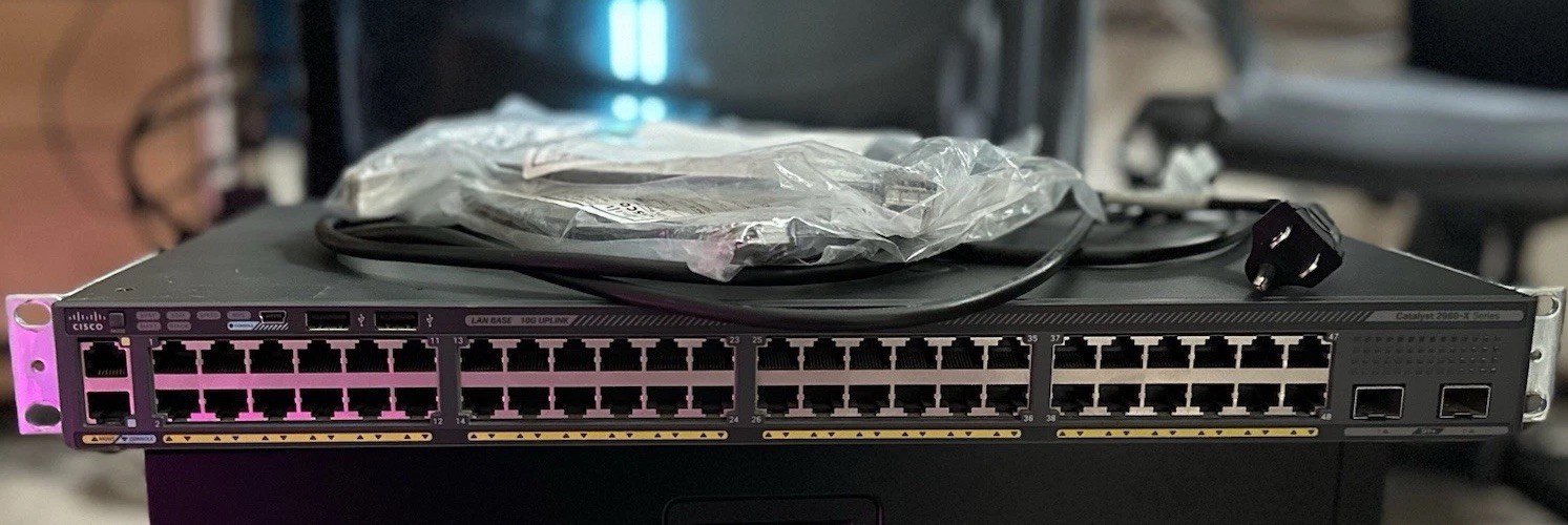 Cisco Catalyst WS-C2960X-48TD-L + Stack Mod + 2x NEW CAB-STK-E-1M + Power Cable