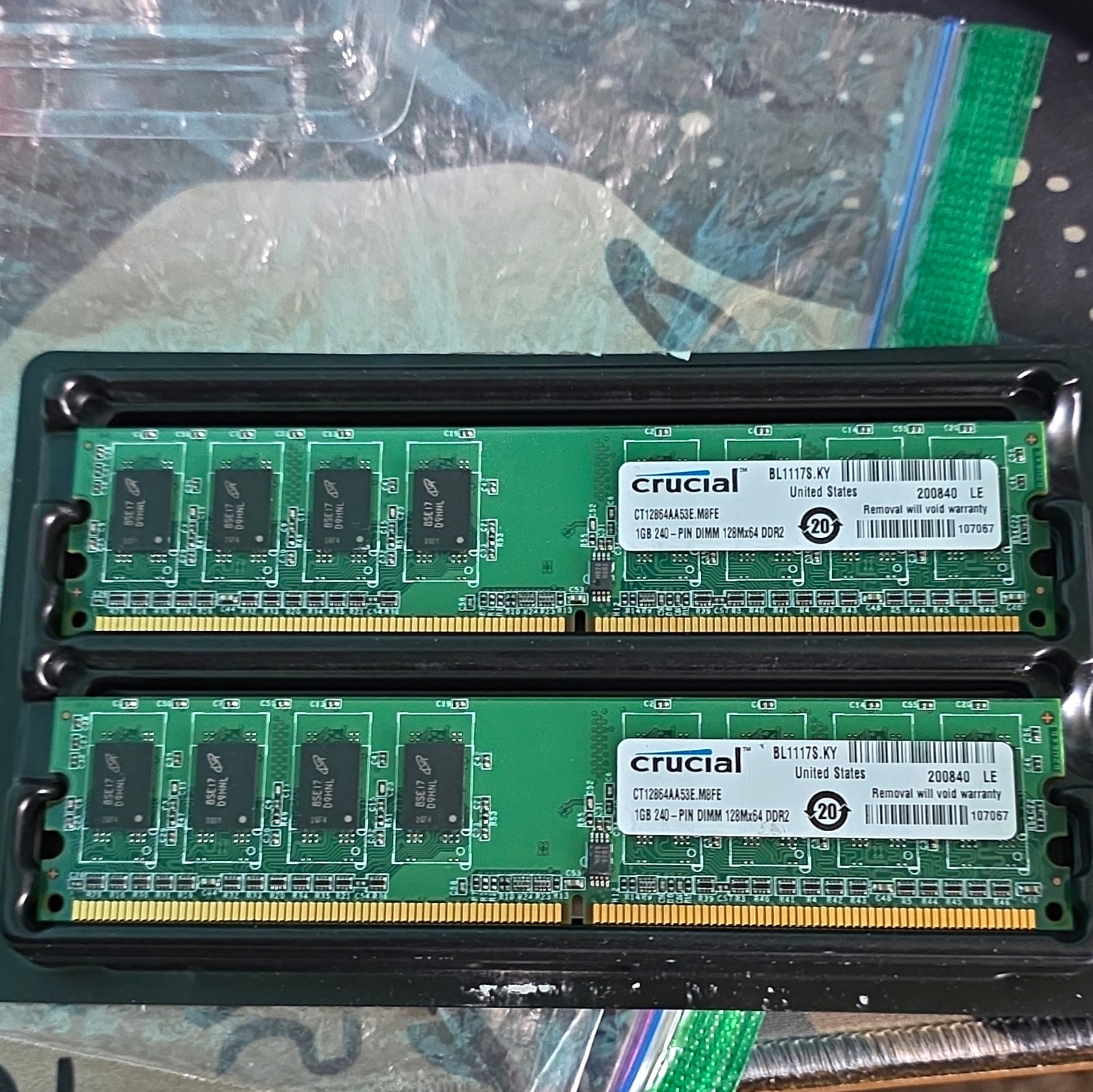 Crucial 2GB (2x1GB) DDR2 SDRAM PC2-4200 240-Pin DIMM RAM CT12864AA53E