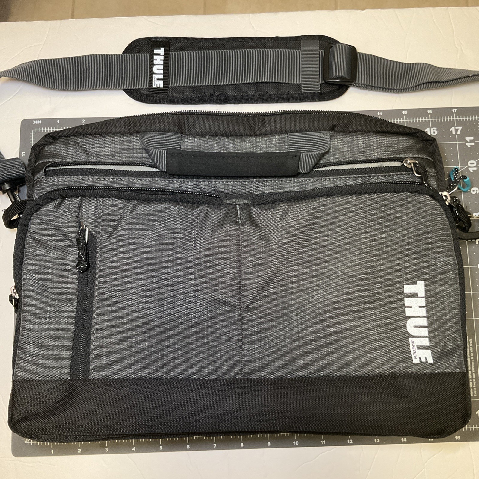 USED Thule Sweden TSDA-113 Straven 13 inch Laptop Notebook Bag Black Gray