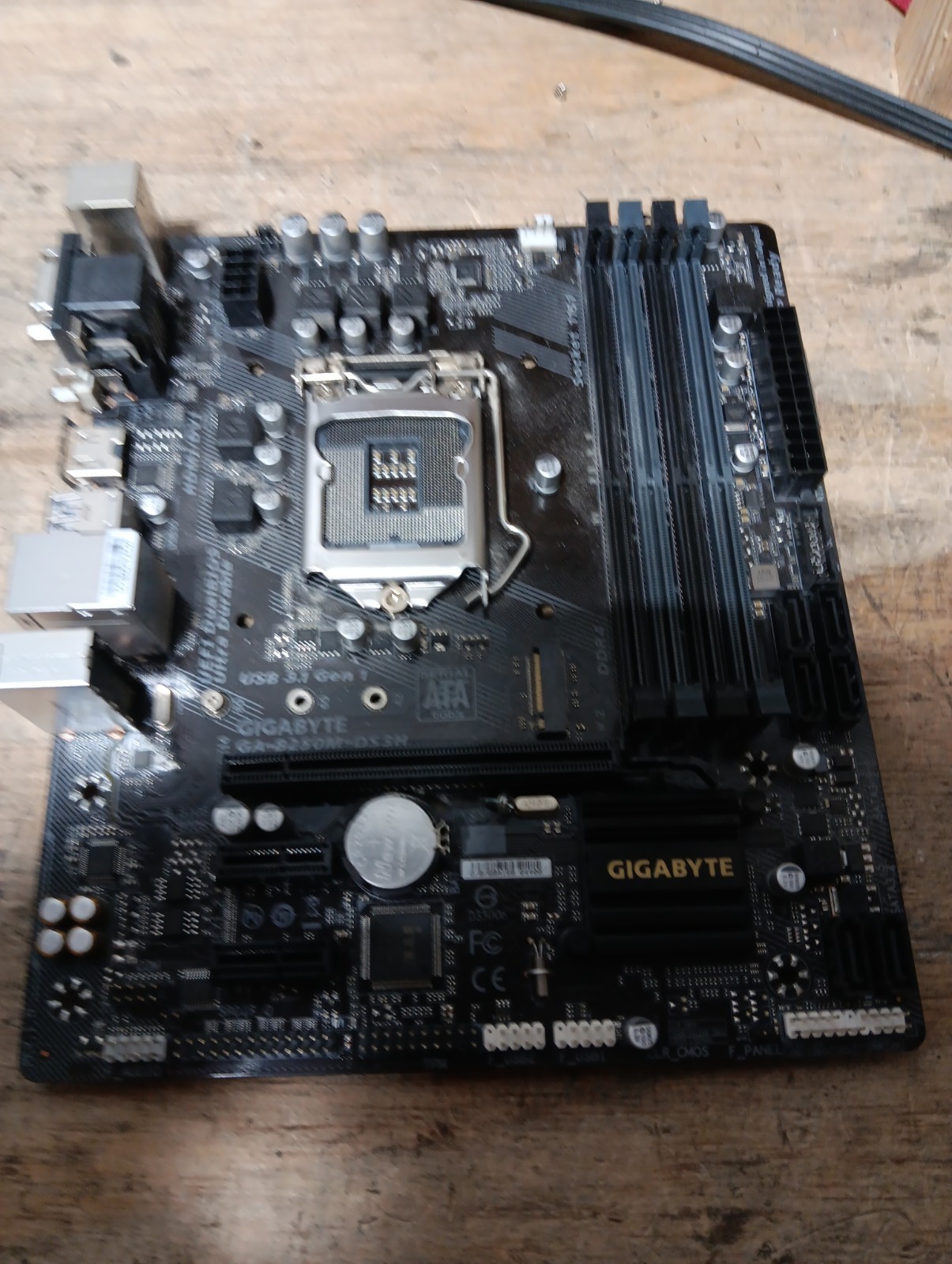 GIGABYTE GA-B250M-DS3H Socket 1151/H4 Intel B250 SATA3.0 m-ATX VGA Motherboard