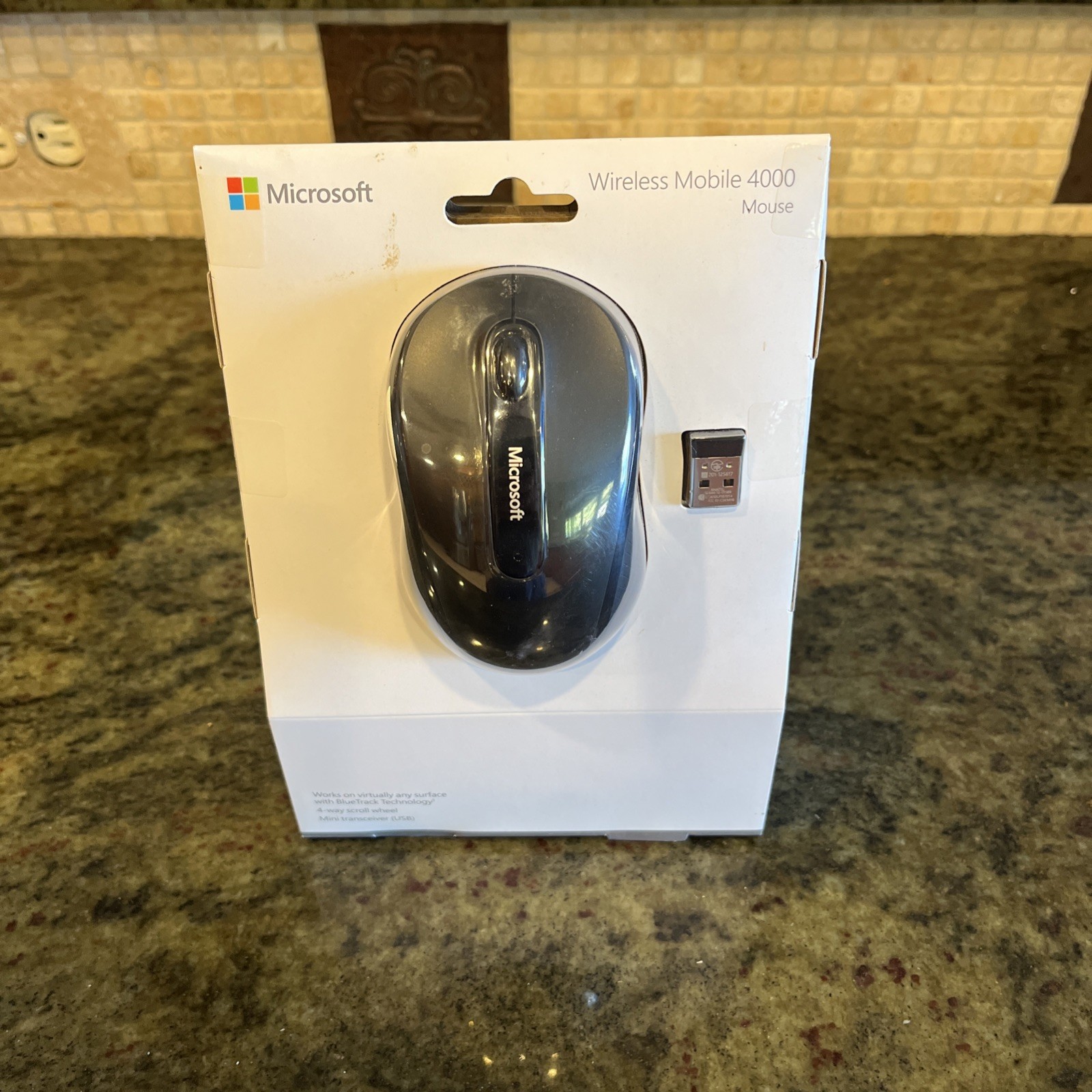 NIB Microsoft Wireless Mobile Mouse 4000 4 Way Scroll Wheel Model 1383 D5D-00001
