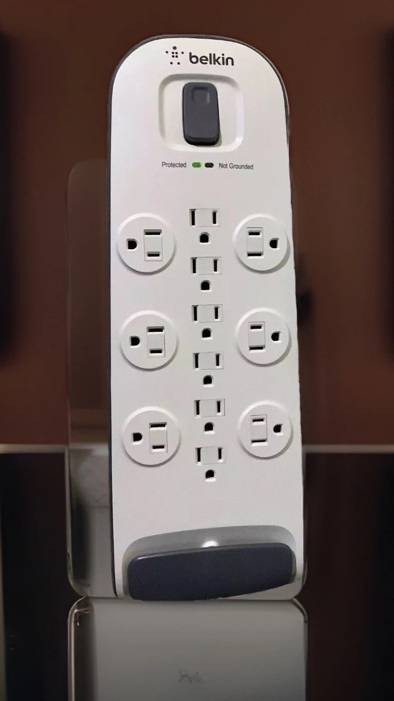 Belkin M:BV112230-08 12-outlet Surge Protector 8ft Power Cord w/Cable Conector