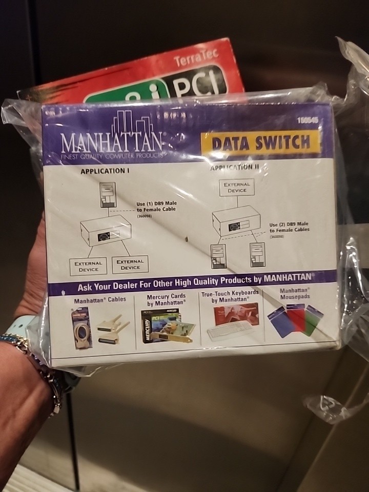 Manhattan Data Transfer Switch DB9 Serial 2Way - Brand New