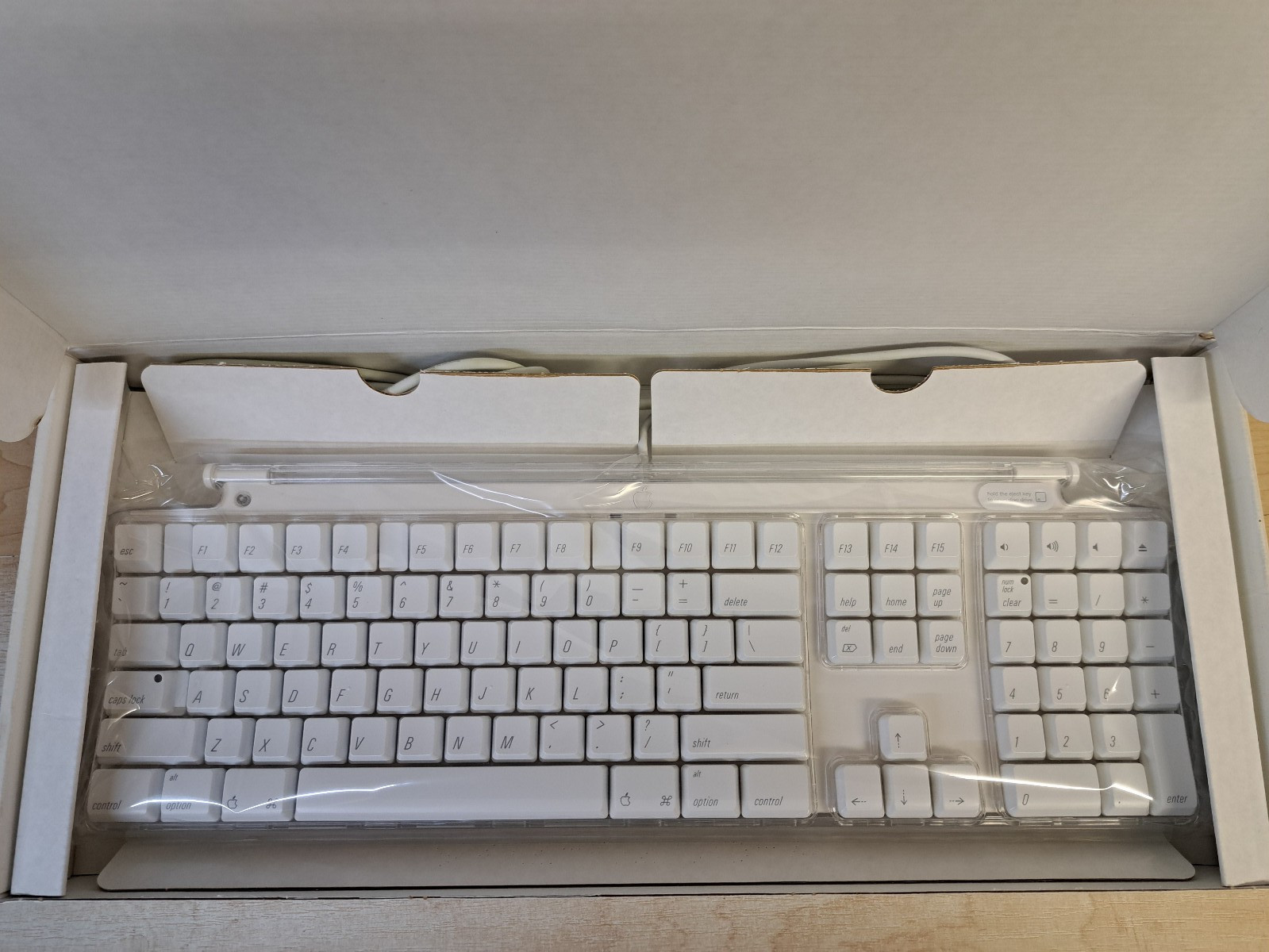 Apple Vtg Mac Pro Keyboard New Open Box M8691LL/A R3 01023211