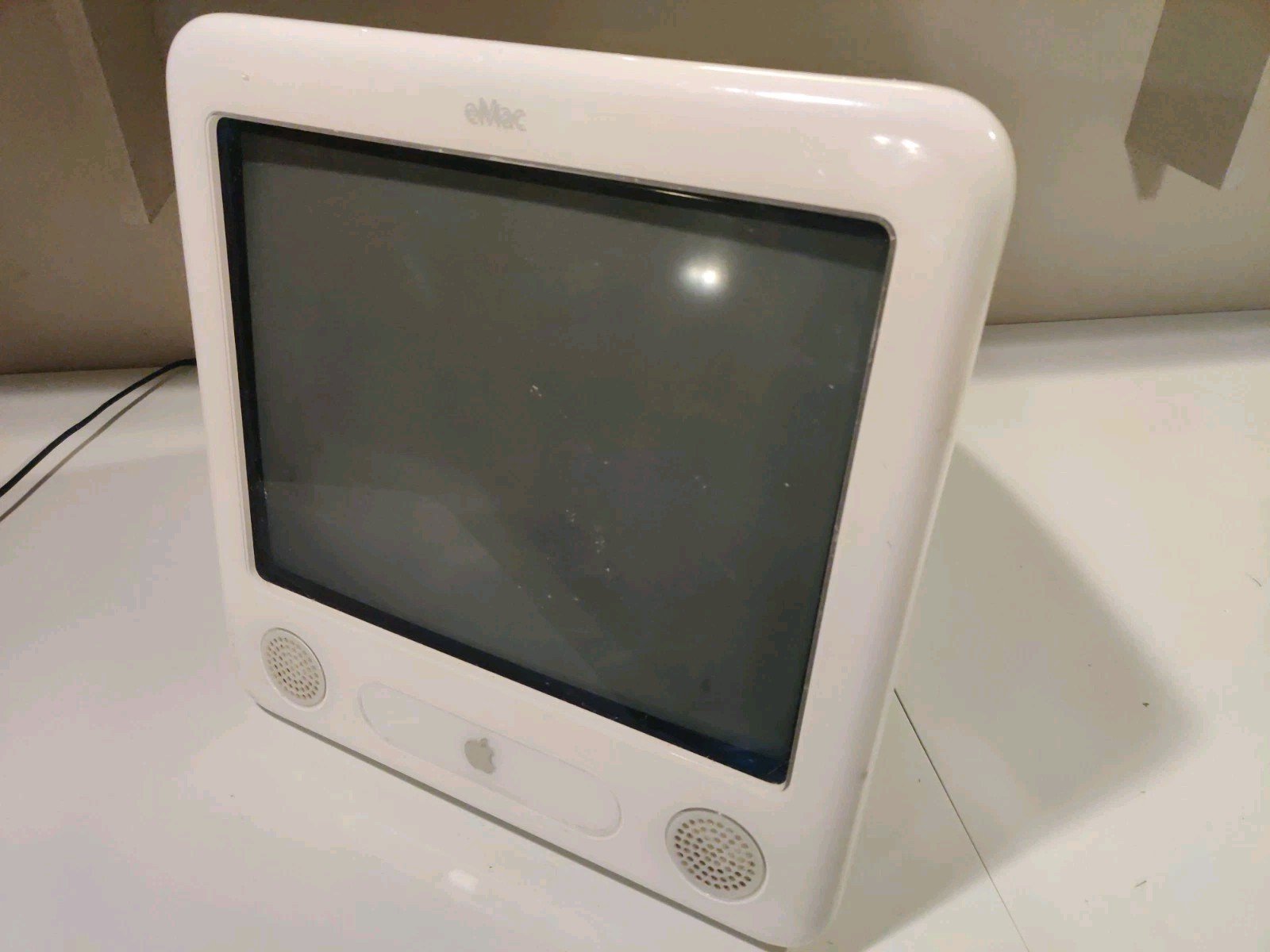 Apple eMac A1002 For Parts 700 MHz 128 MB RAM 40GB HDD OS X
