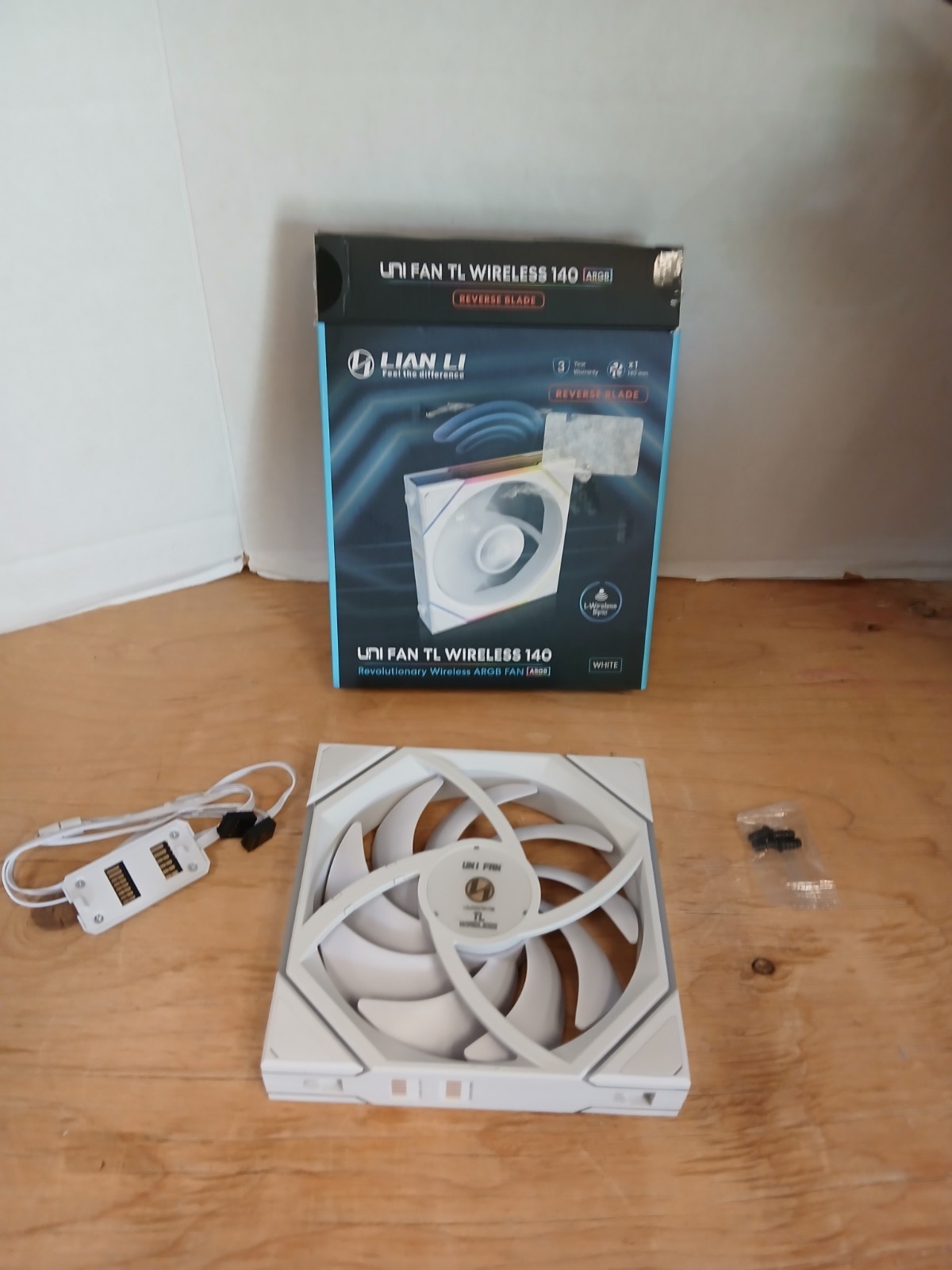UNTESTED - Lian Li Uni Fan TL Wireless 140 Reverse - White COMPLETE - (READ)