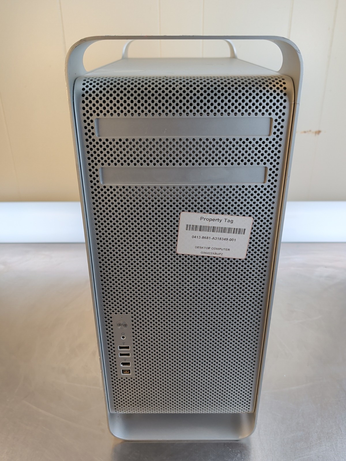 Apple Mac Pro A1188 turns on but untested no drives no graphics card for parts