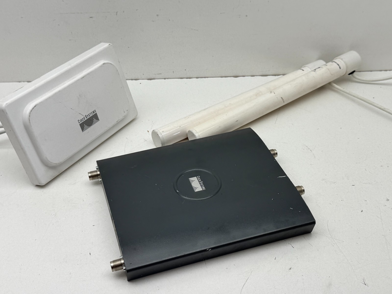 Cisco Aironet AIR-AP1242AG-A-K9 Access Point AIR-ANT5145V & AIR-ANT1728 Antennas
