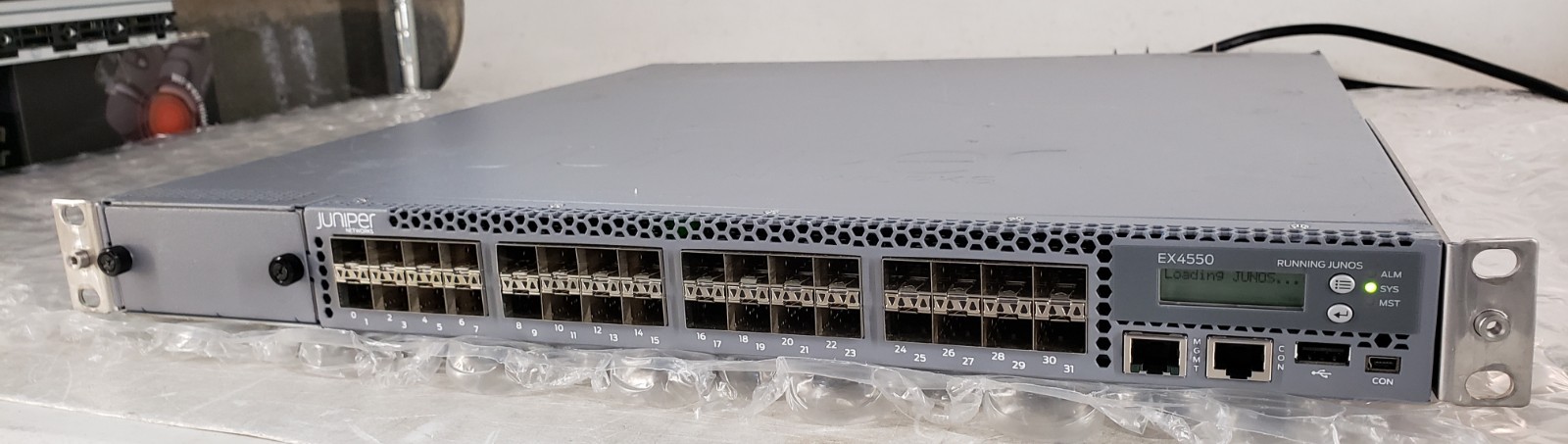 Juniper Networks EX4550-32F-AFI 32-Port SFP+ Gigabit Ethernet Switch w/ Cords