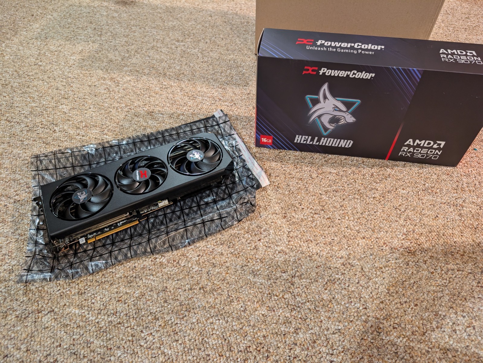 PowerColor Hellhound AMD Radeon RX 9070 16GB GDDR6 with box Nice