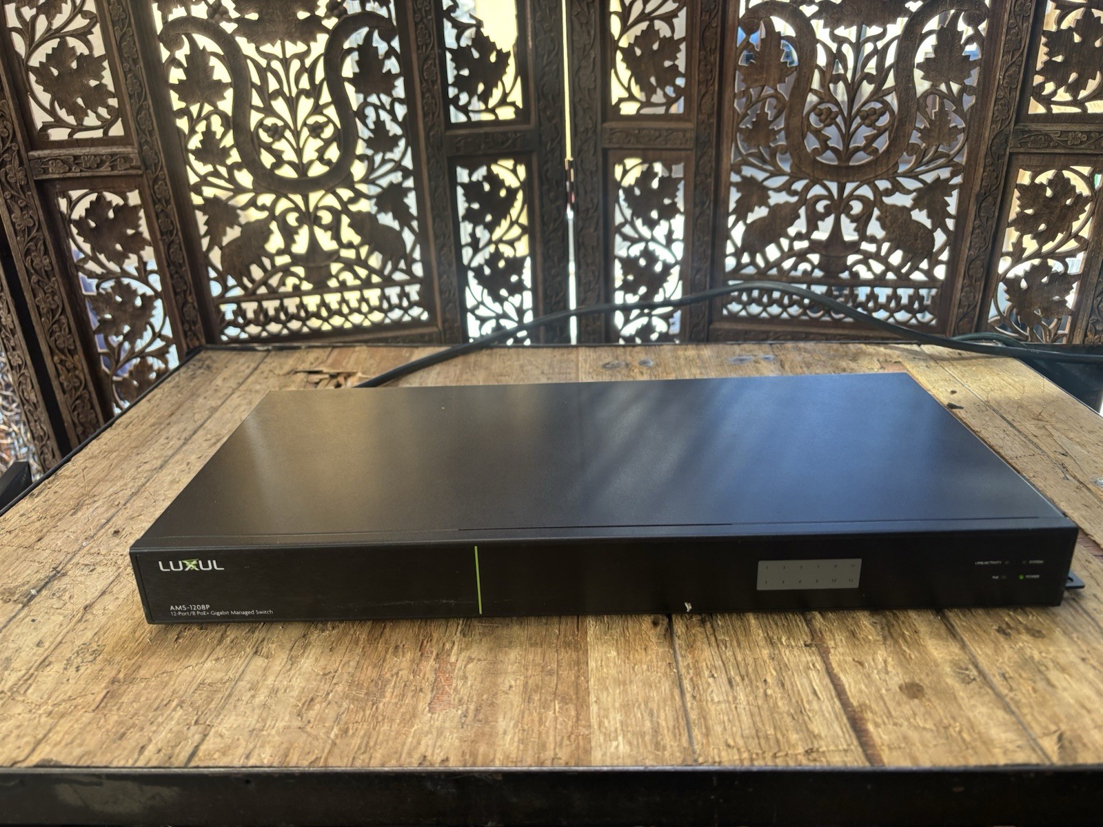 Luxul AMS-1208P 12-Port/ 8 PoE+ Gigabit