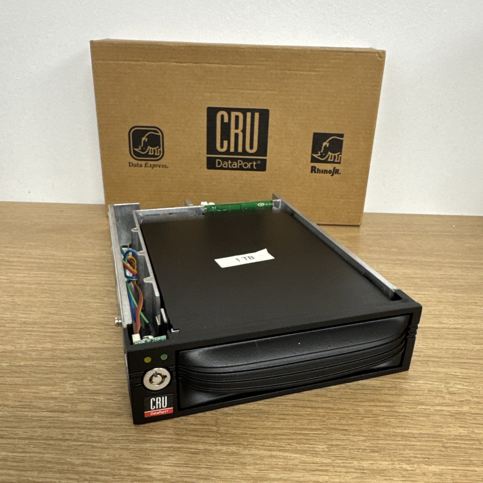 CRU DataPort 10 removable drive for SAS/SATA 6G drives 1 x 2.5" Bay 1TB HD INCLU