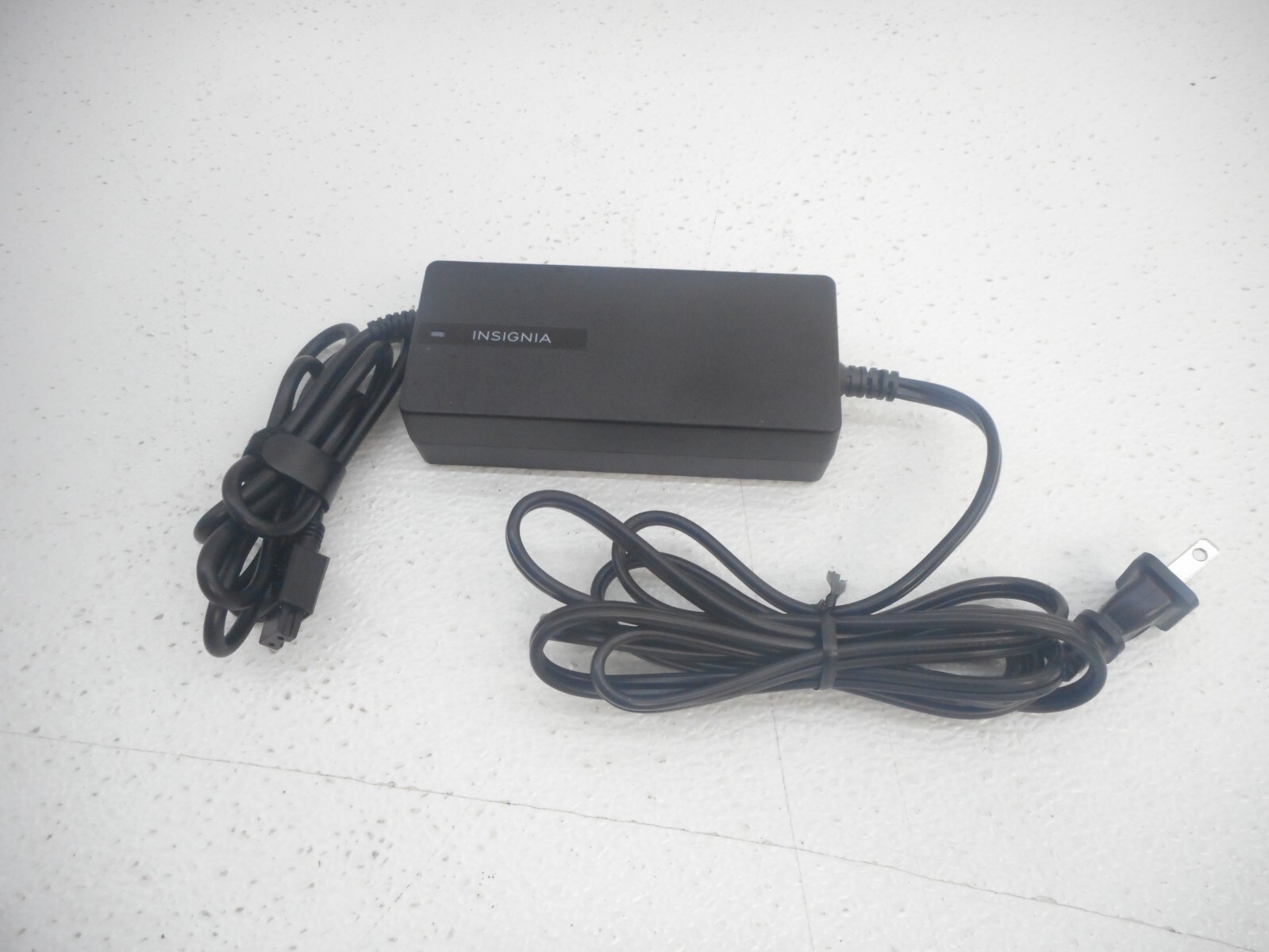Insignia 90 W 10-Foot Universal Laptop Charger w/ Surge Protection NS-PWLC591 US