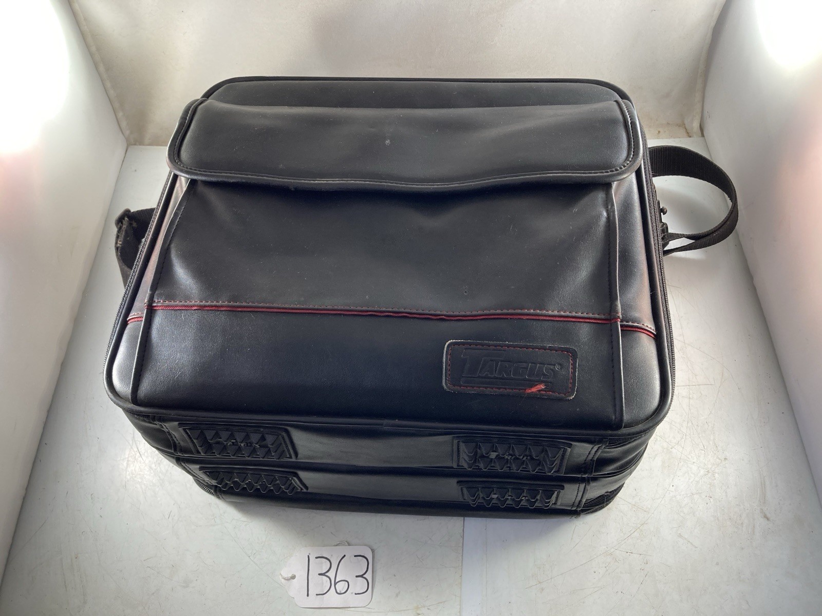 Targus Black Leather Laptop Computer Messenger Bag w/ Shoulder Strap CUN1